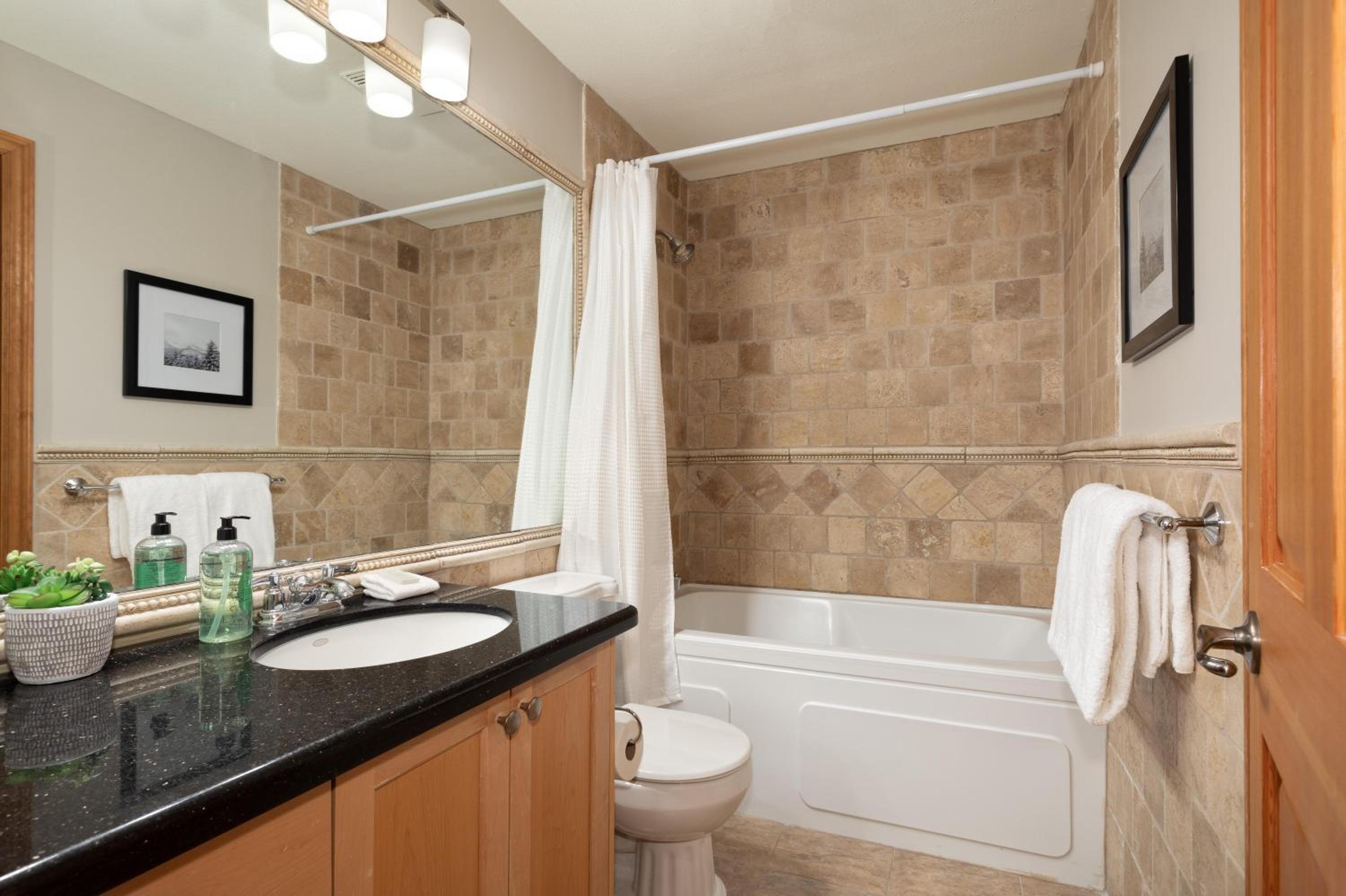 Stoneridge 12 | Modern & Bright Townhome Close to Ski Hill w/ Hot Tub & Parking