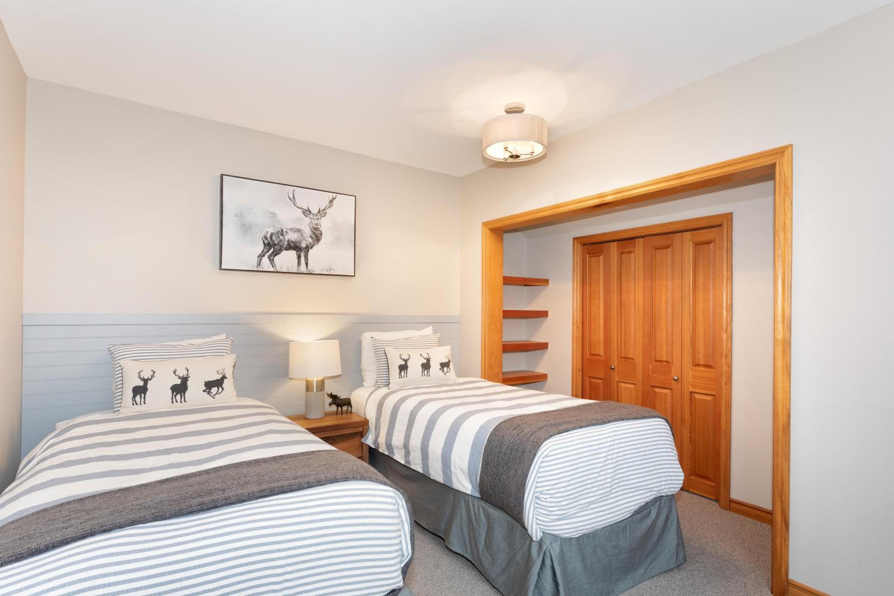 Stoneridge 12 | Modern & Bright Townhome Close to Ski Hill w/ Hot Tub & Parking