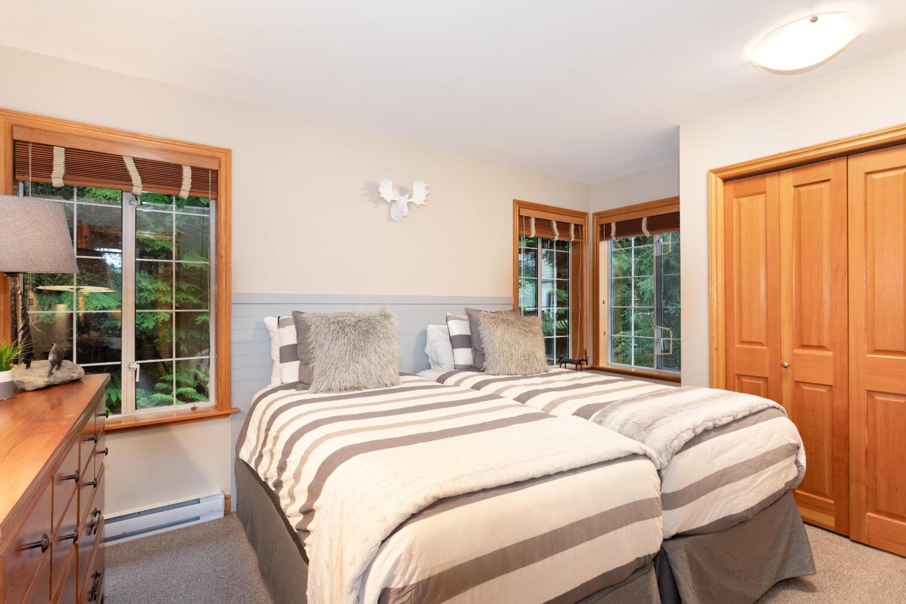 Stoneridge 12 | Modern & Bright Townhome Close to Ski Hill w/ Hot Tub & Parking