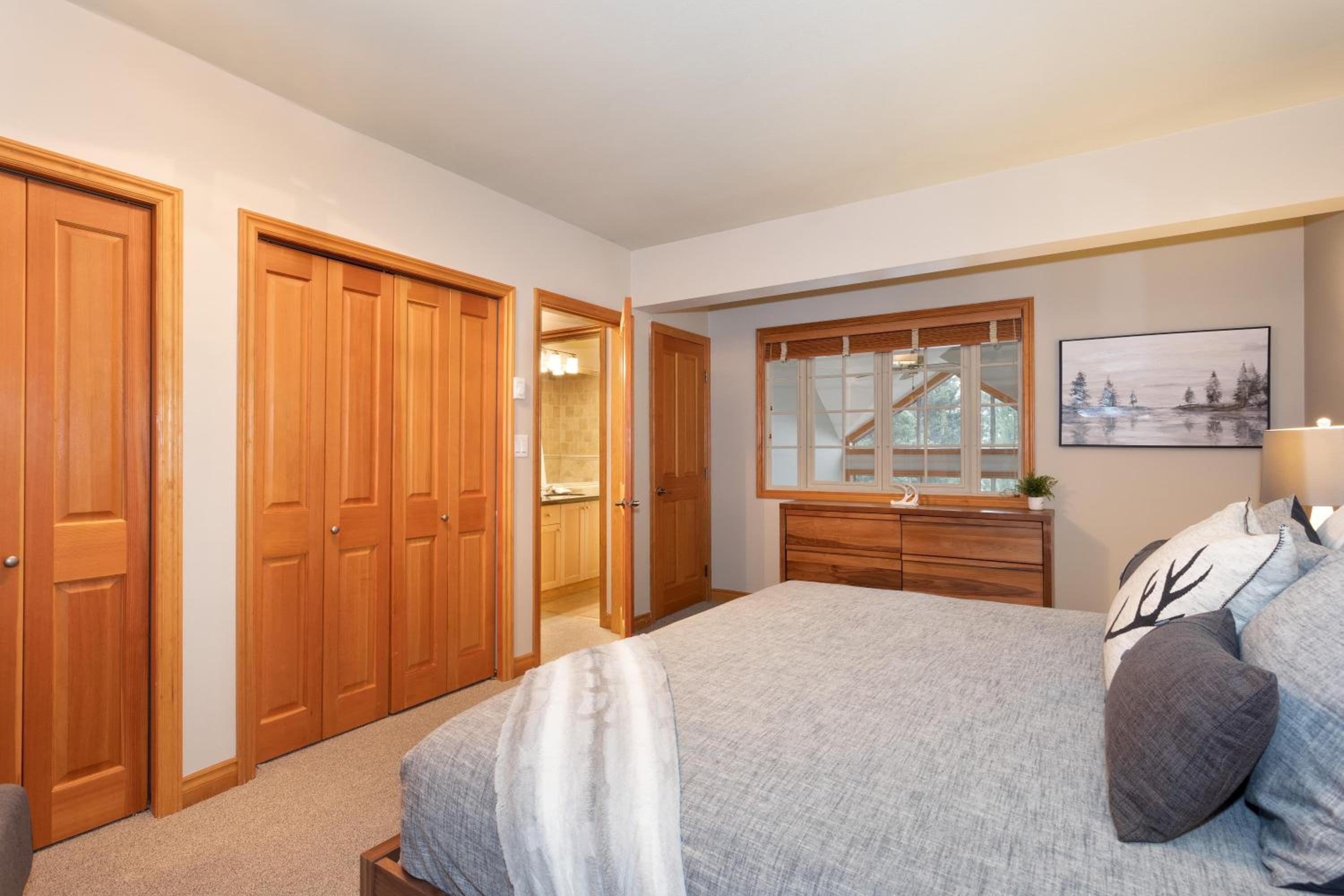 Stoneridge 12 | Modern & Bright Townhome Close to Ski Hill w/ Hot Tub & Parking