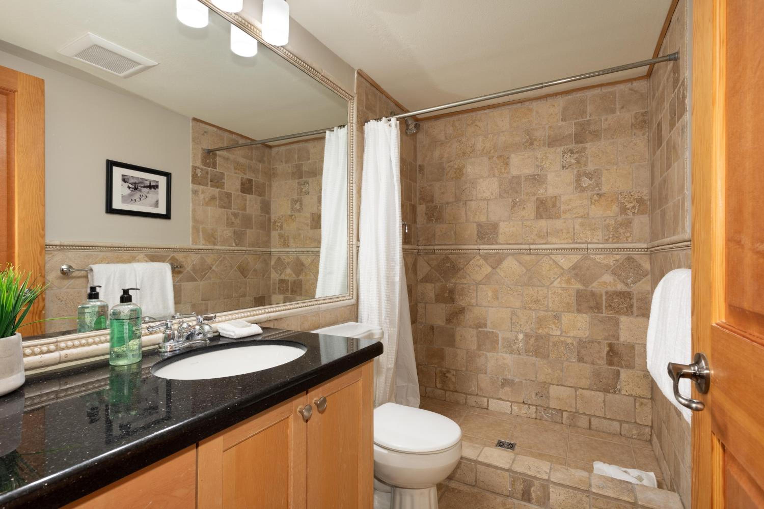 Stoneridge 12 | Modern & Bright Townhome Close to Ski Hill w/ Hot Tub & Parking