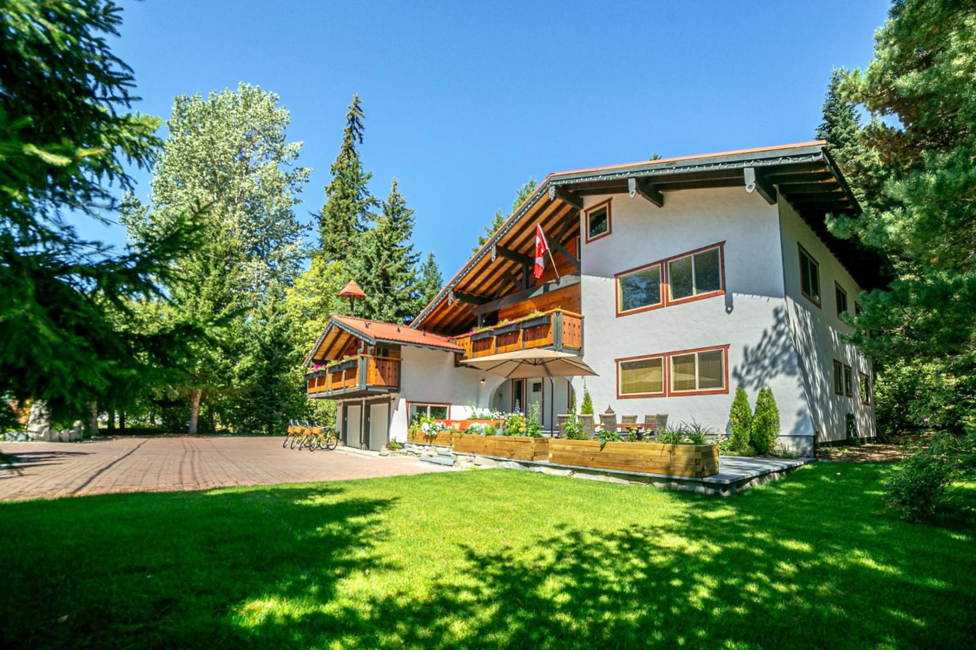 Chalet Whistler | Large Ski Family Chalet, Media Room, Sauna, Hot Tub