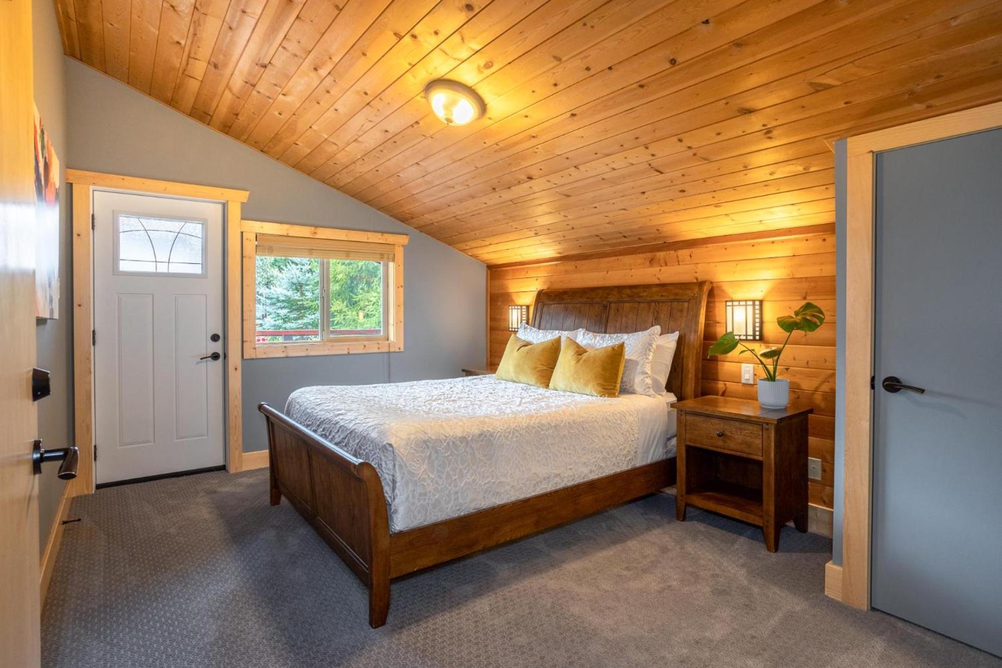 Chalet Whistler | Large Ski Family Chalet, Media Room, Sauna, Hot Tub