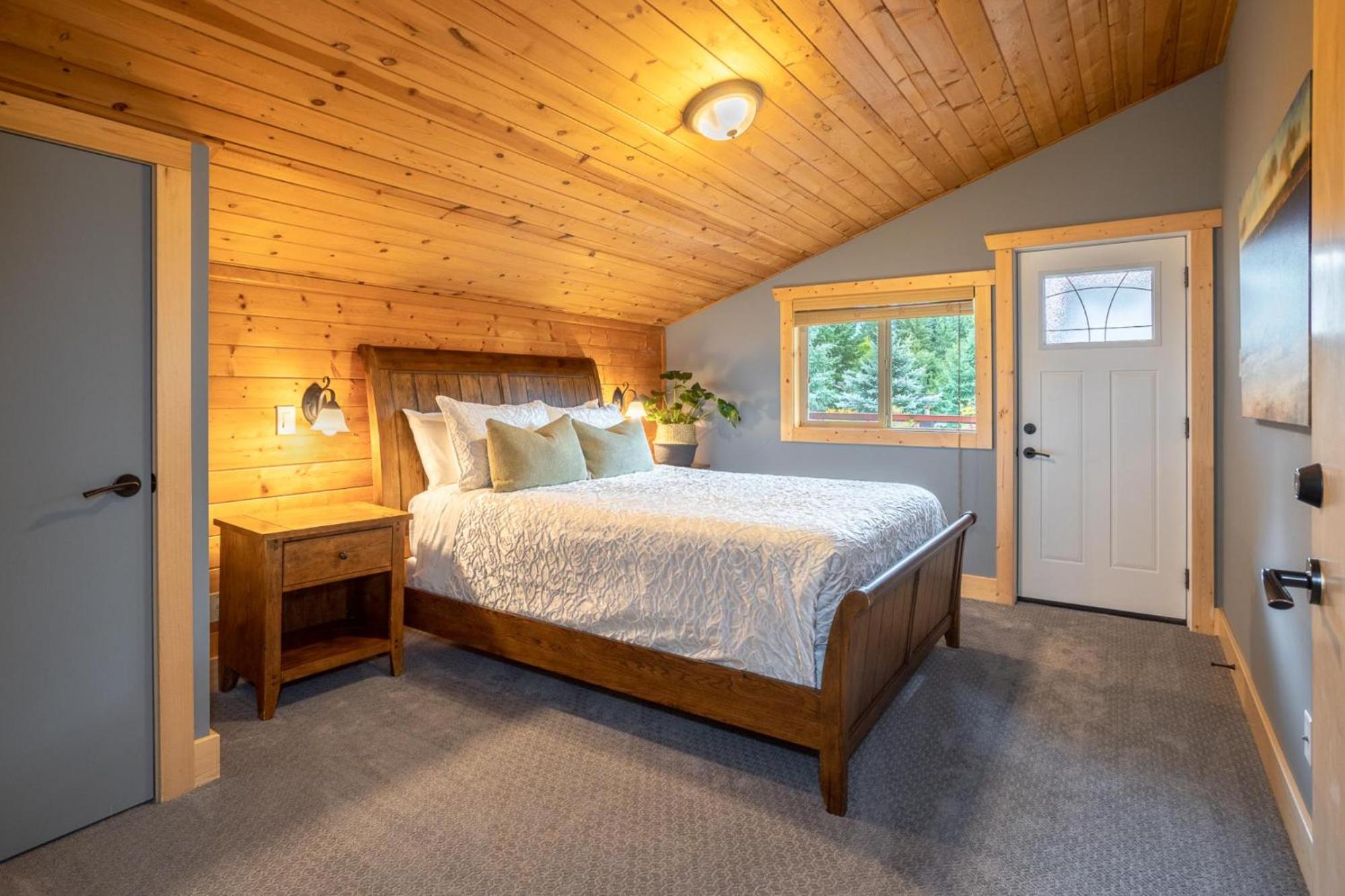 Chalet Whistler | Large Ski Family Chalet, Media Room, Sauna, Hot Tub