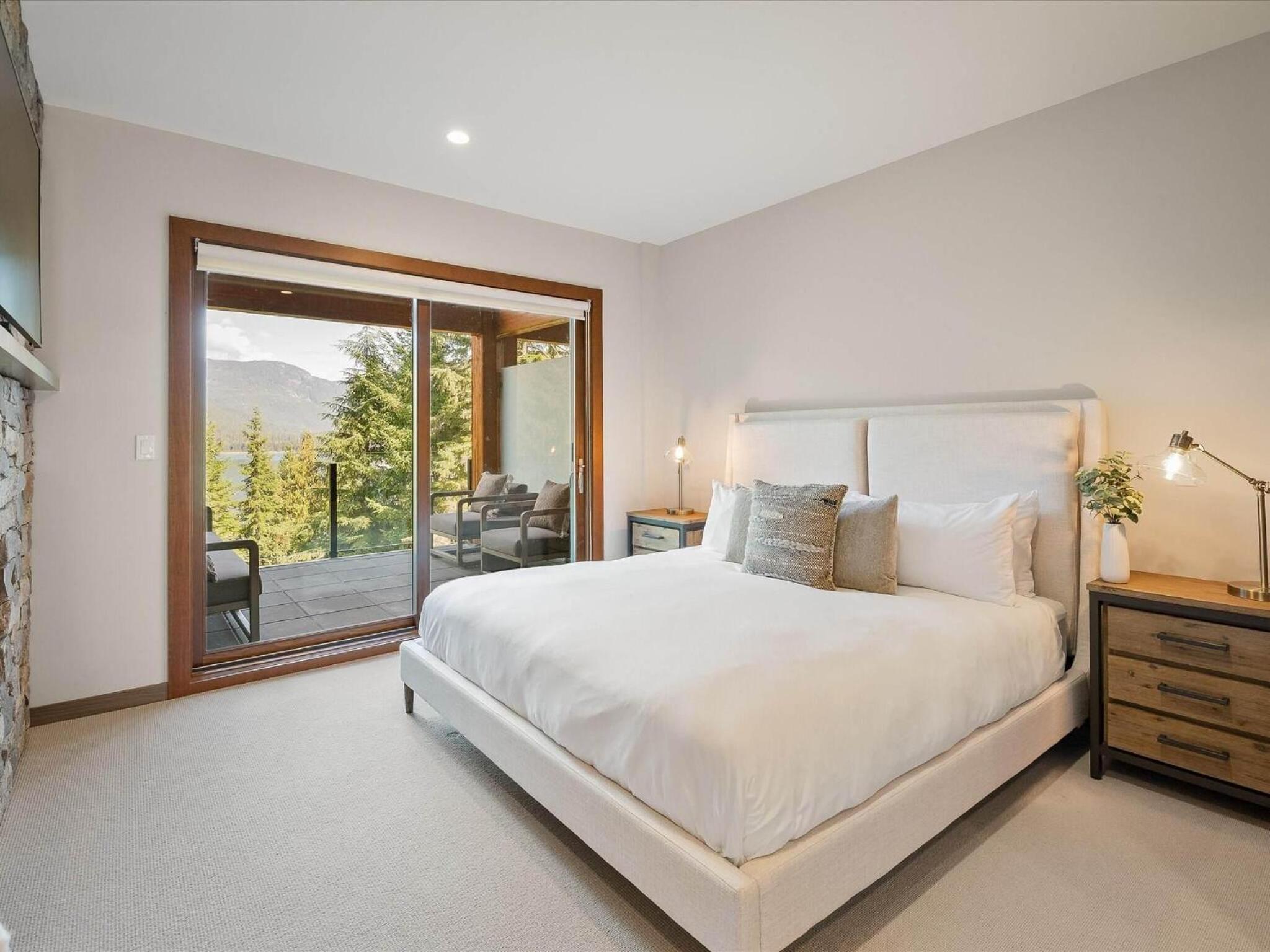 Lakecrest 7 | Upscale & Bright Retreat, Lake & Mountain Views, 5 min Drive to Gondolas