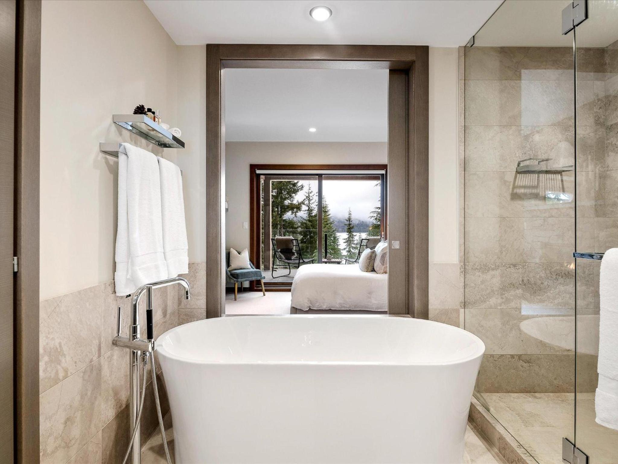 Lakecrest 7 | Upscale & Bright Retreat, Lake & Mountain Views, 5 min Drive to Gondolas