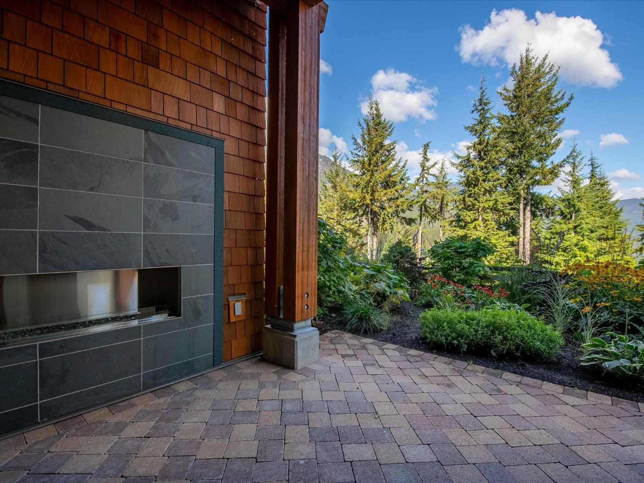 Lakecrest 7 | Upscale & Bright Retreat, Lake & Mountain Views, 5 min Drive to Gondolas