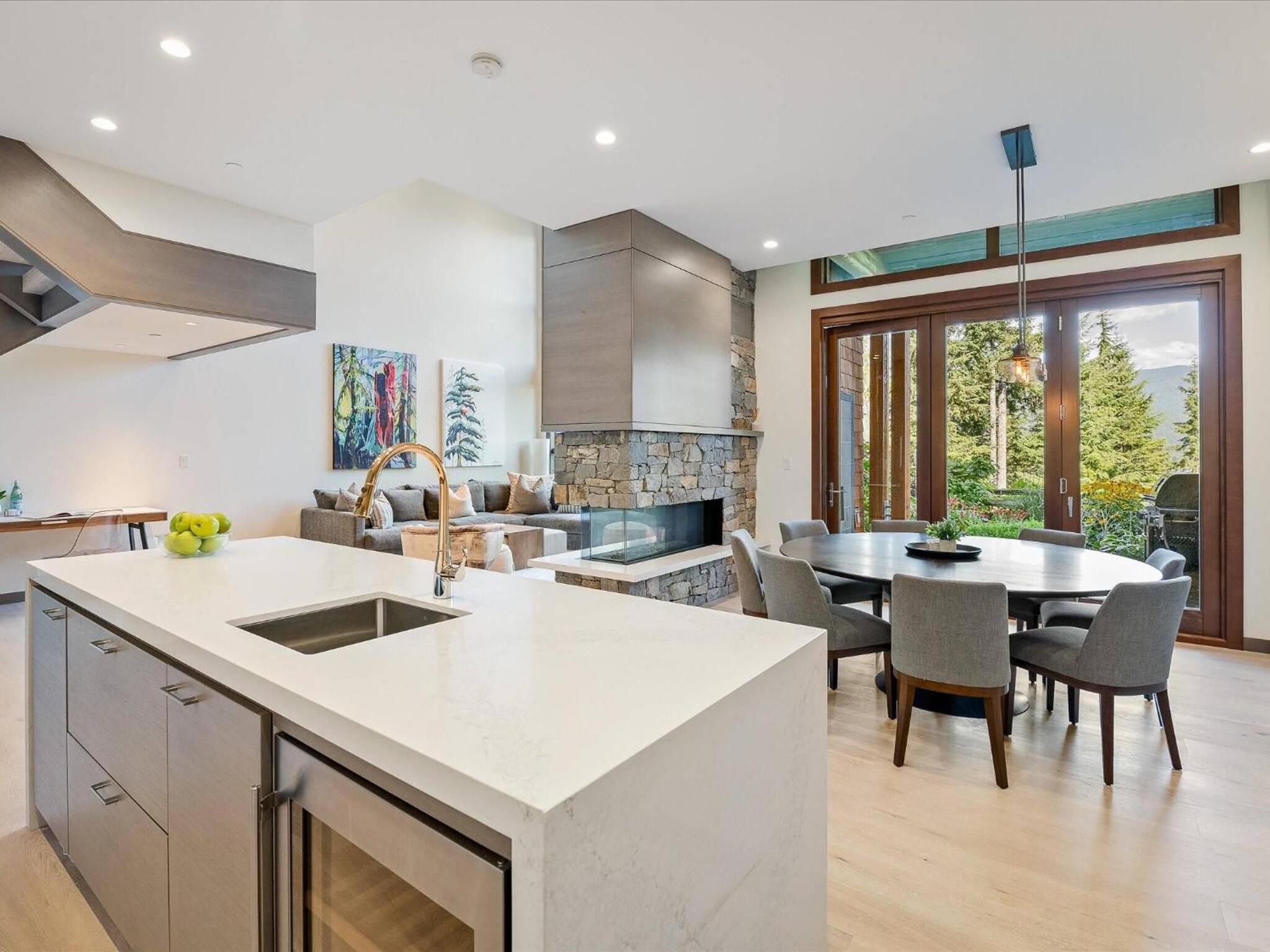 Lakecrest 7 | Upscale & Bright Retreat, Lake & Mountain Views, 5 min Drive to Gondolas