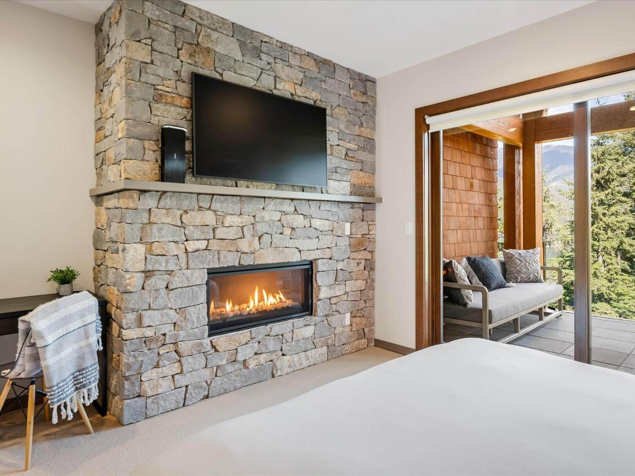 Lakecrest 7 | Upscale & Bright Retreat, Lake & Mountain Views, 5 min Drive to Gondolas
