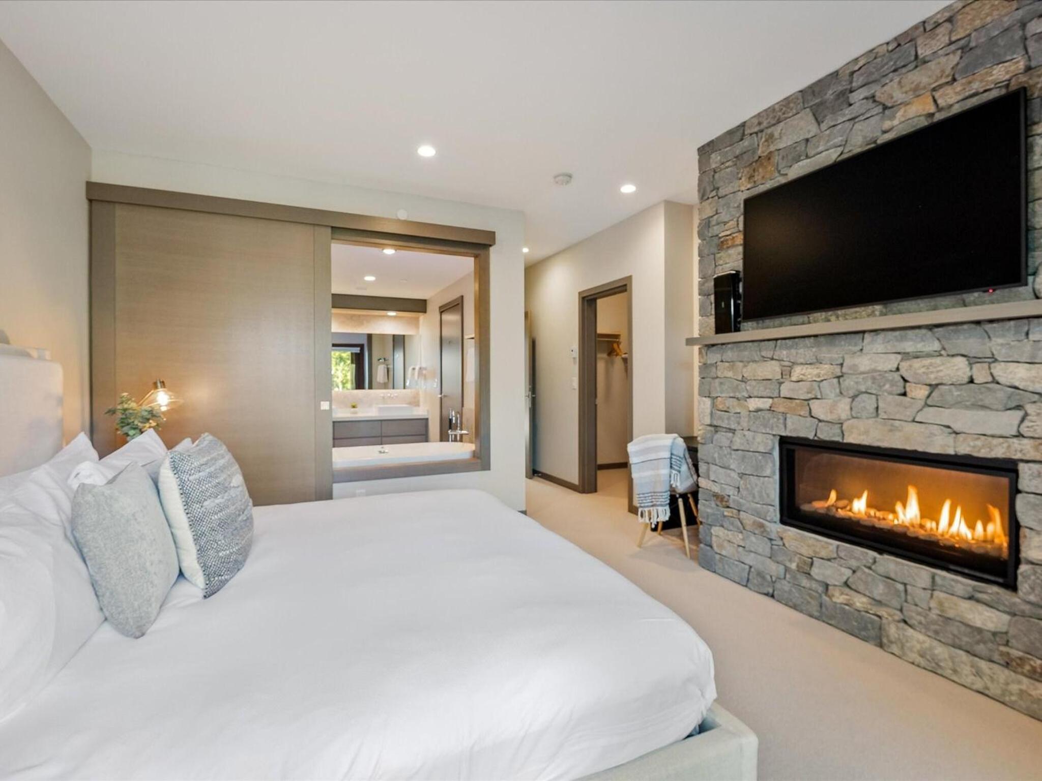 Lakecrest 7 | Upscale & Bright Retreat, Lake & Mountain Views, 5 min Drive to Gondolas