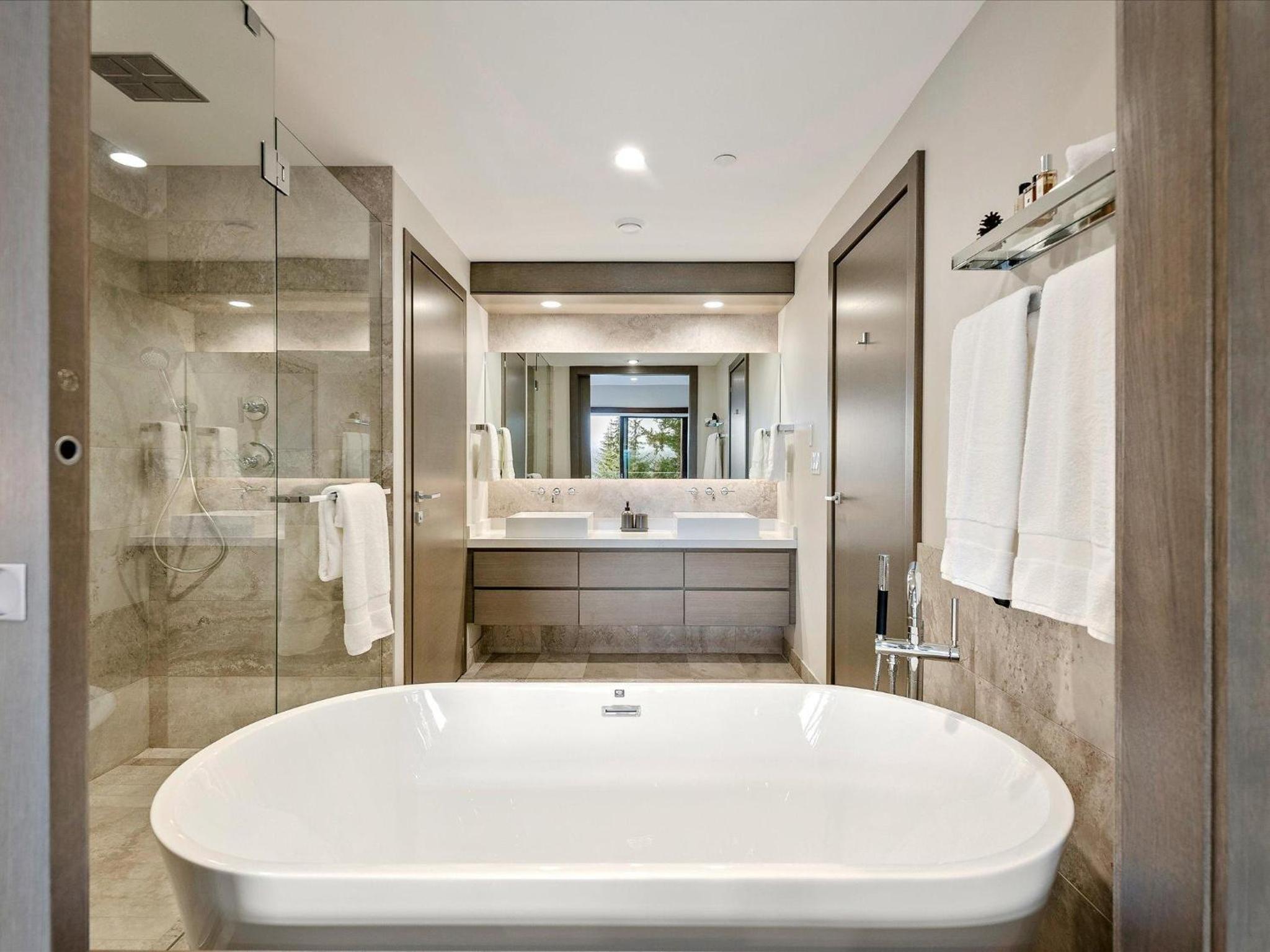 Lakecrest 7 | Upscale & Bright Retreat, Lake & Mountain Views, 5 min Drive to Gondolas