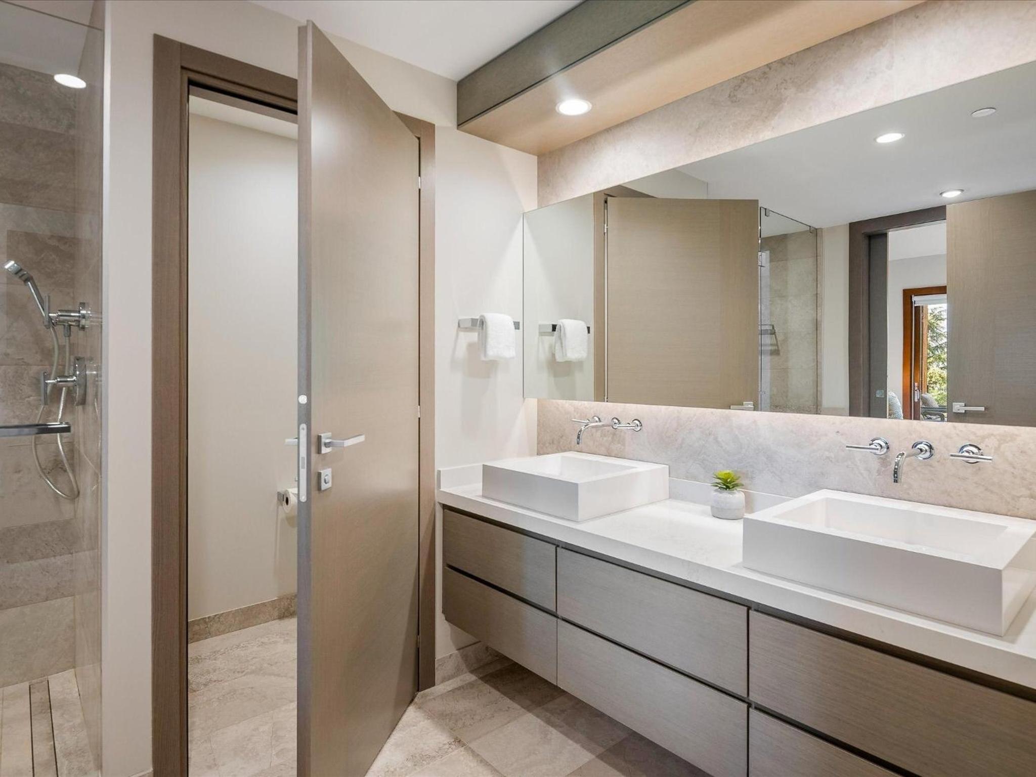Lakecrest 7 | Upscale & Bright Retreat, Lake & Mountain Views, 5 min Drive to Gondolas