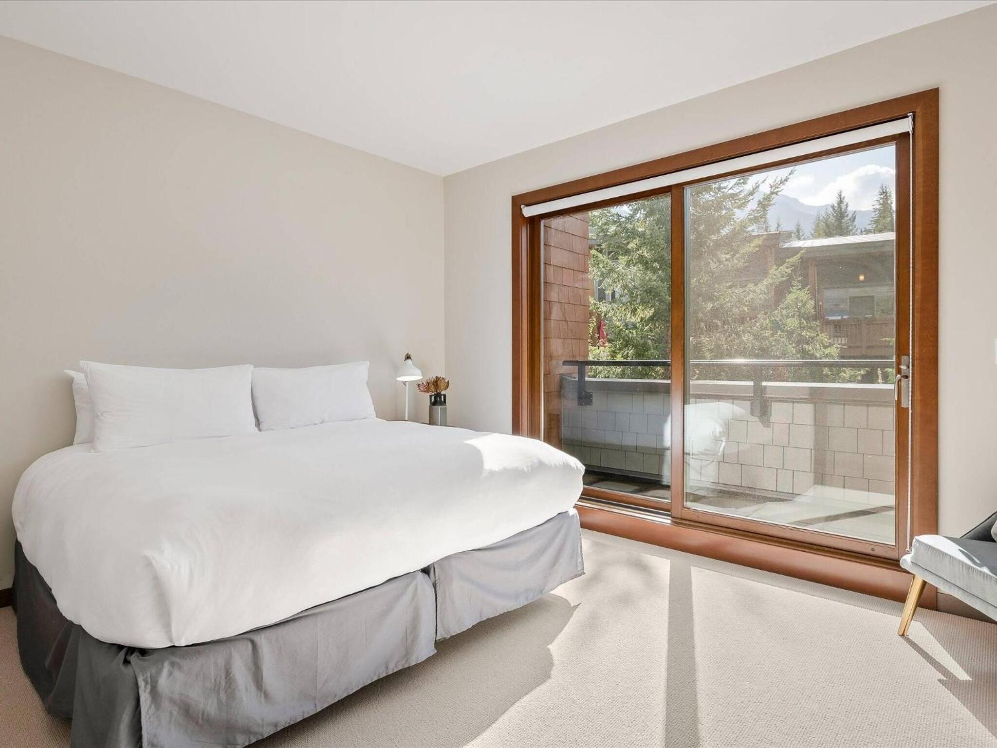 Lakecrest 7 | Upscale & Bright Retreat, Lake & Mountain Views, 5 min Drive to Gondolas