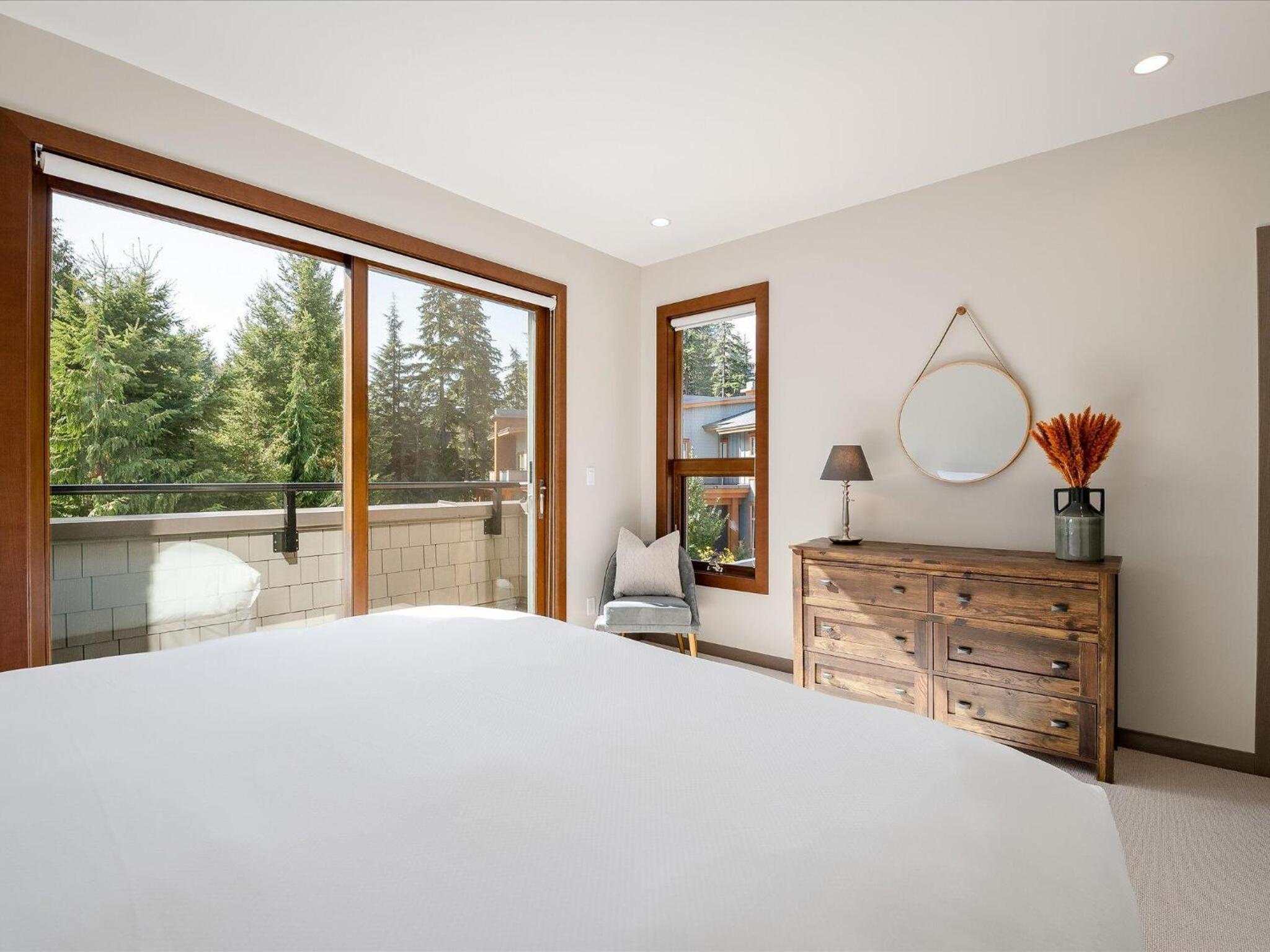 Lakecrest 7 | Upscale & Bright Retreat, Lake & Mountain Views, 5 min Drive to Gondolas
