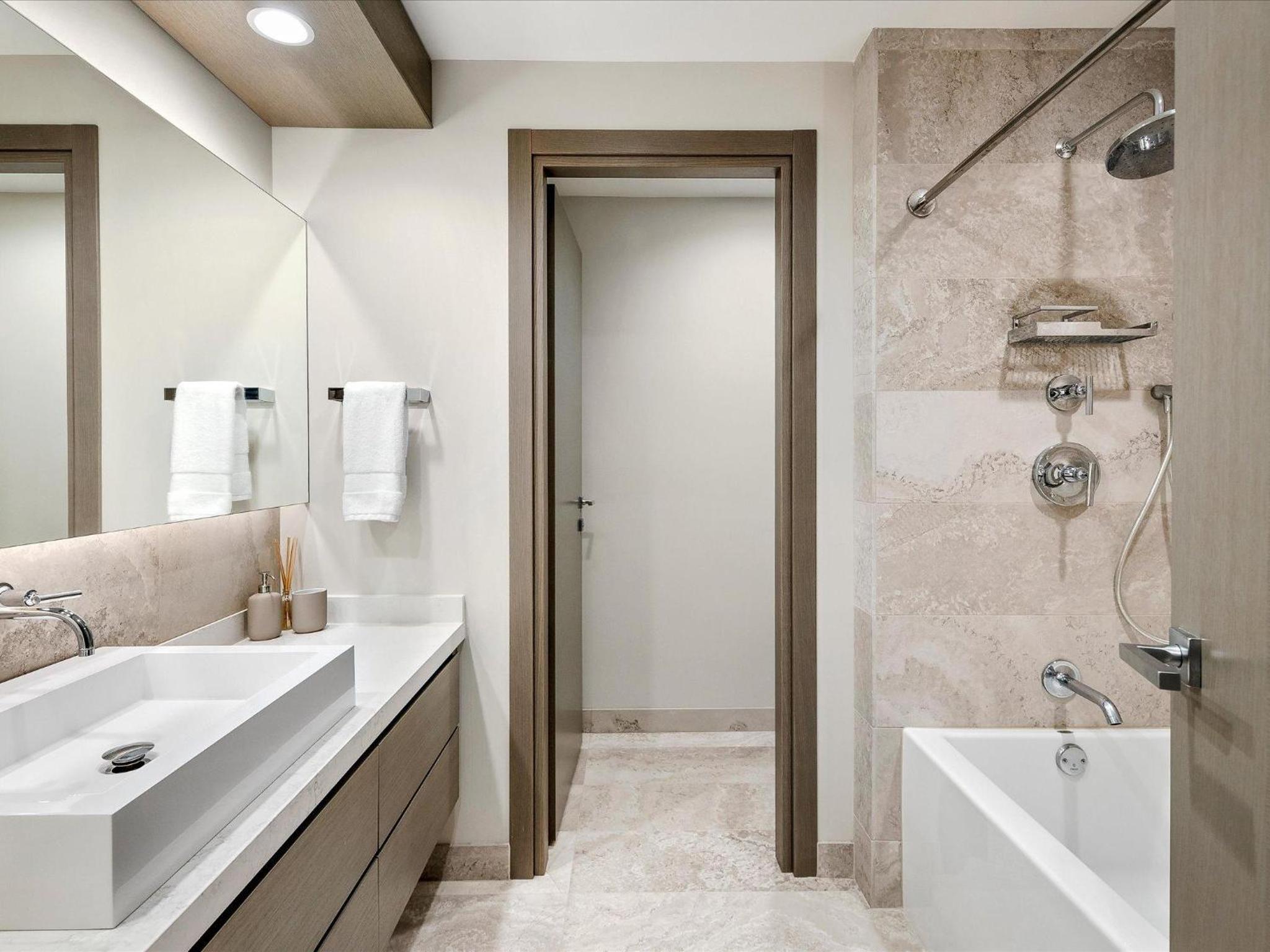 Lakecrest 7 | Upscale & Bright Retreat, Lake & Mountain Views, 5 min Drive to Gondolas