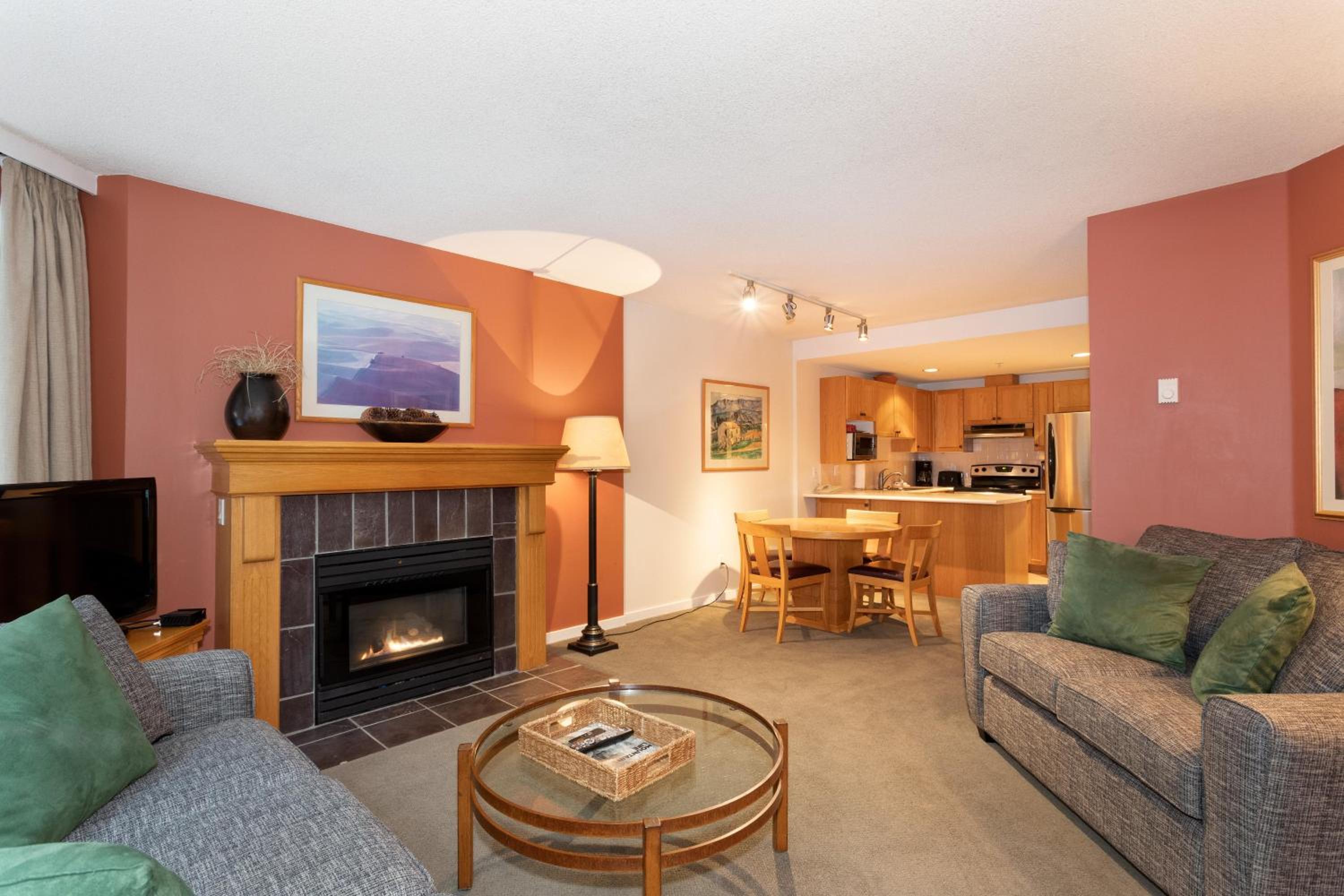 Woodrun Lodge 416 | Family Ski-In Ski-Out Condo, Hot Tub, Heated Pool, Parking & Laundry