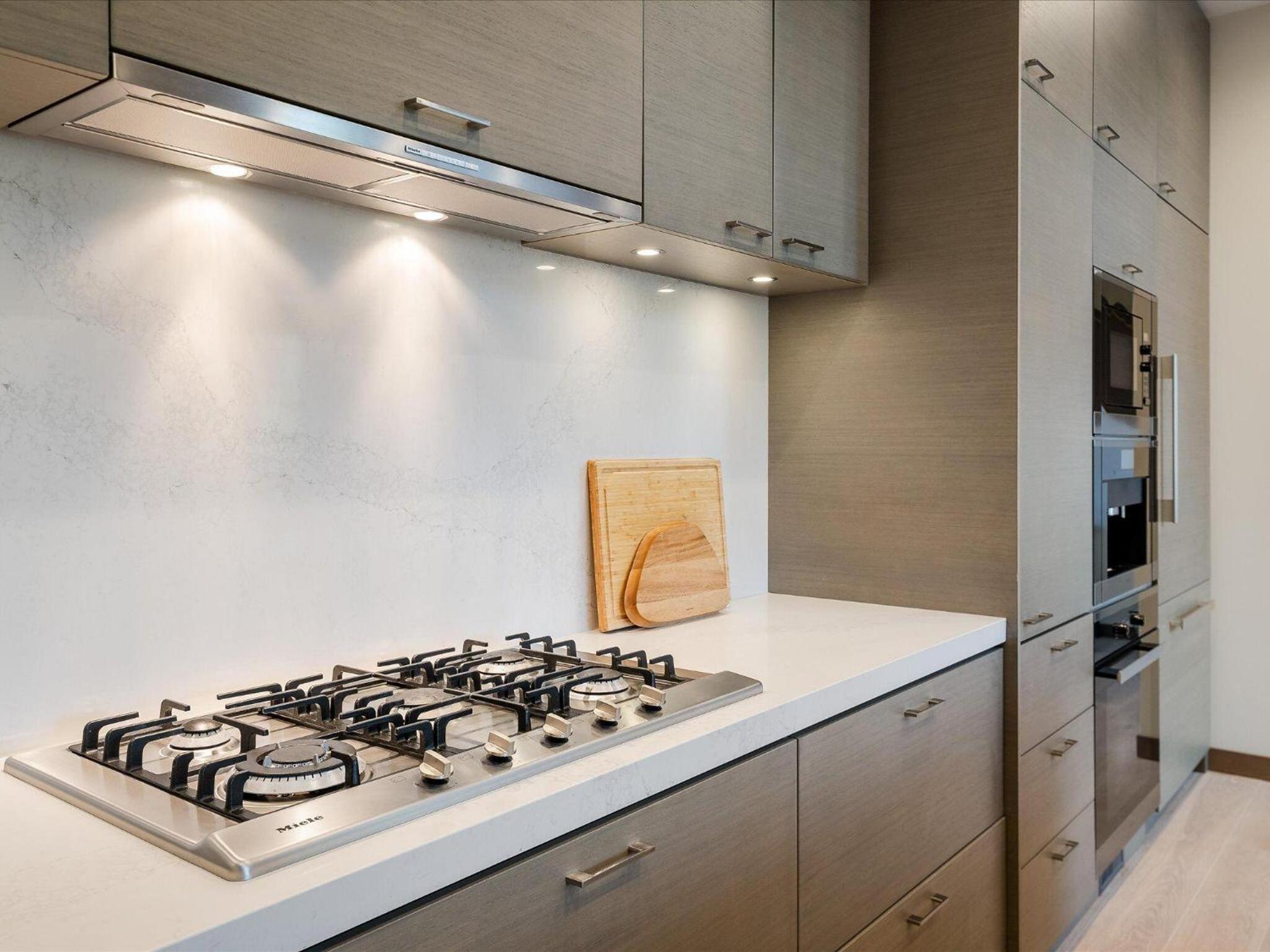 Lakecrest 7 | Upscale & Bright Retreat, Lake & Mountain Views, 5 min Drive to Gondolas