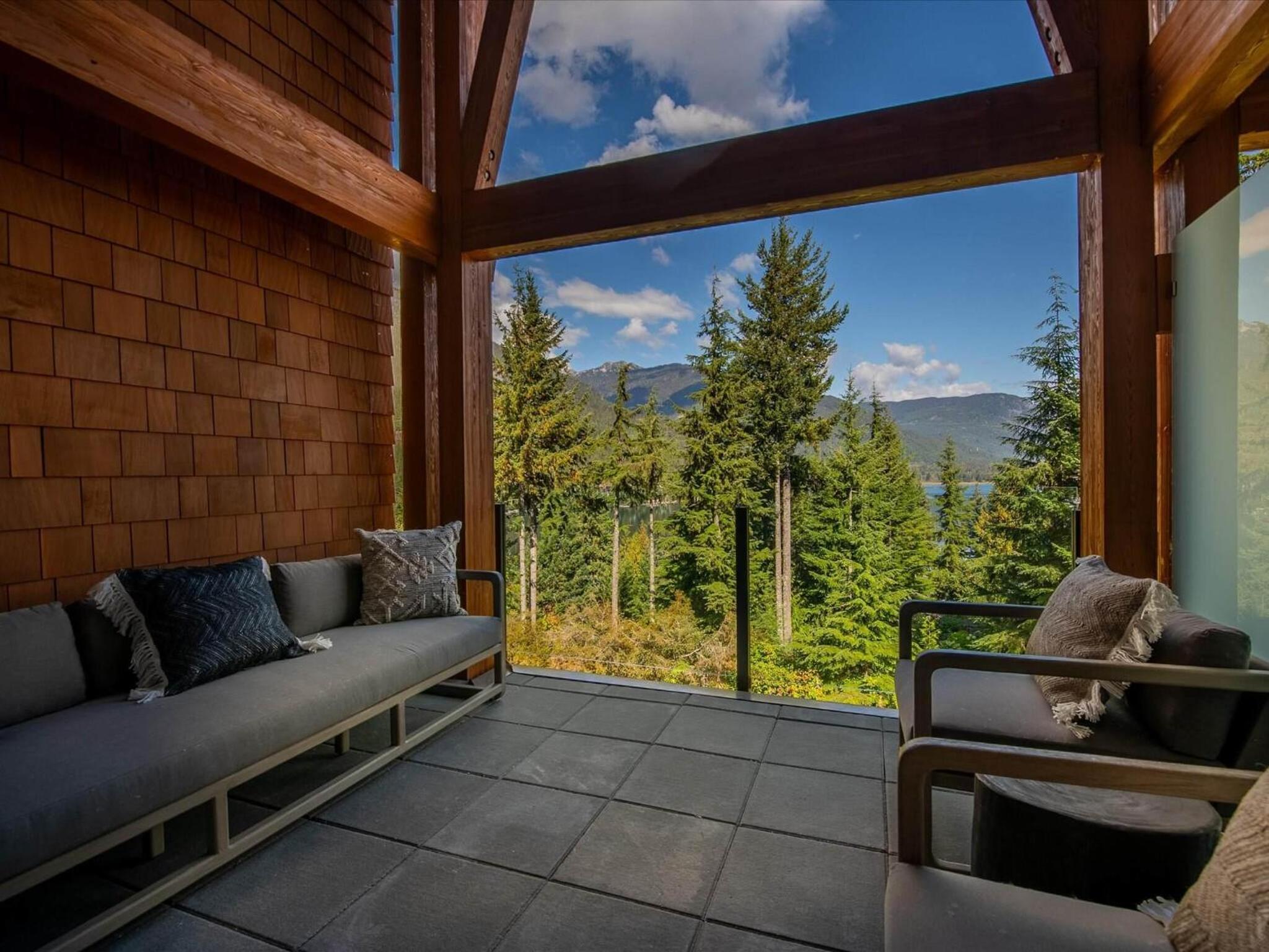 Lakecrest 7 | Upscale & Bright Retreat, Lake & Mountain Views, 5 min Drive to Gondolas