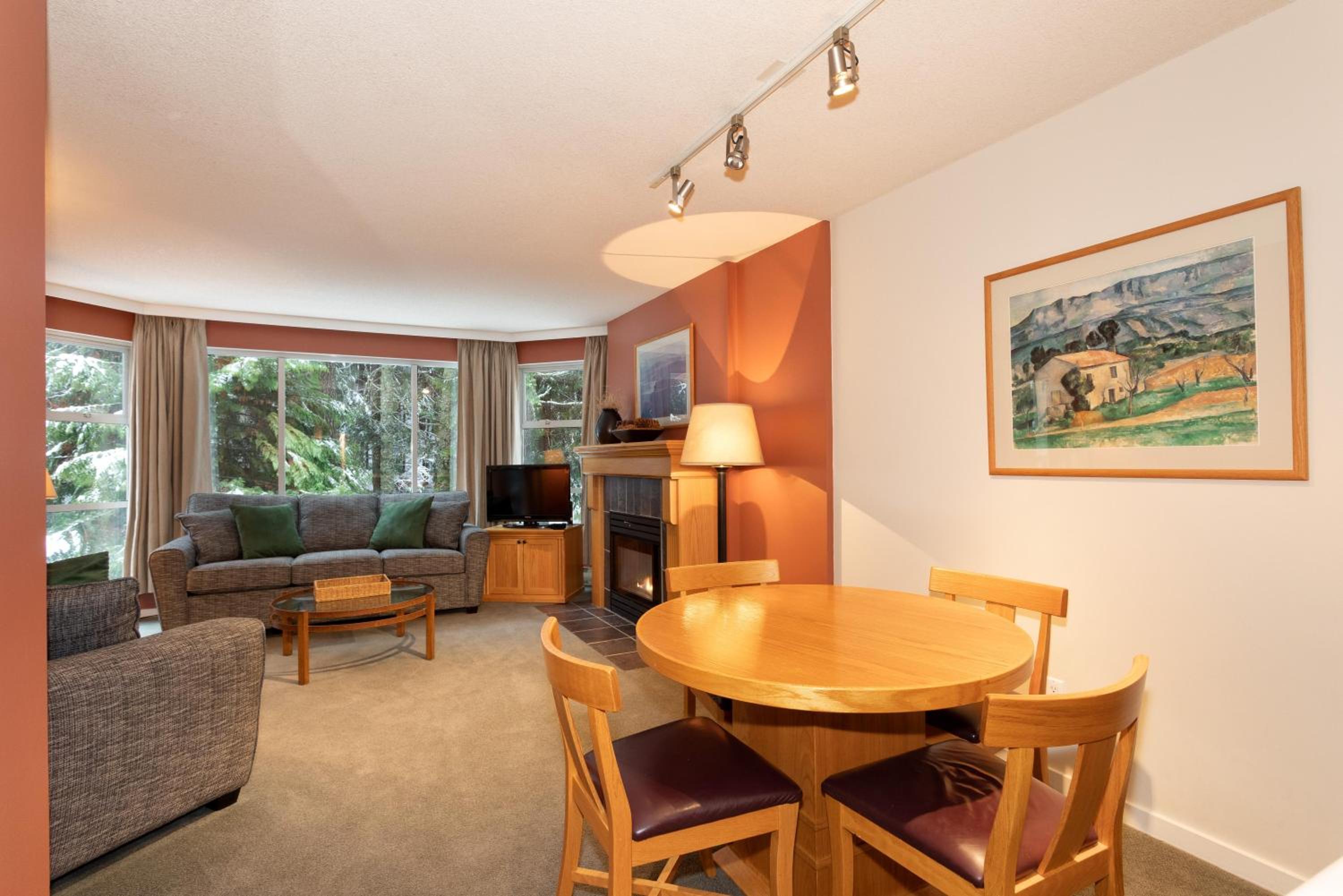 Woodrun Lodge 416 | Family Ski-In Ski-Out Condo, Hot Tub, Heated Pool, Parking & Laundry