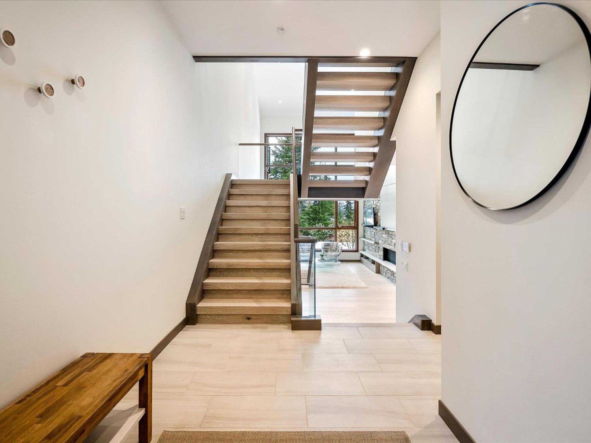Lakecrest 7 | Upscale & Bright Retreat, Lake & Mountain Views, 5 min Drive to Gondolas