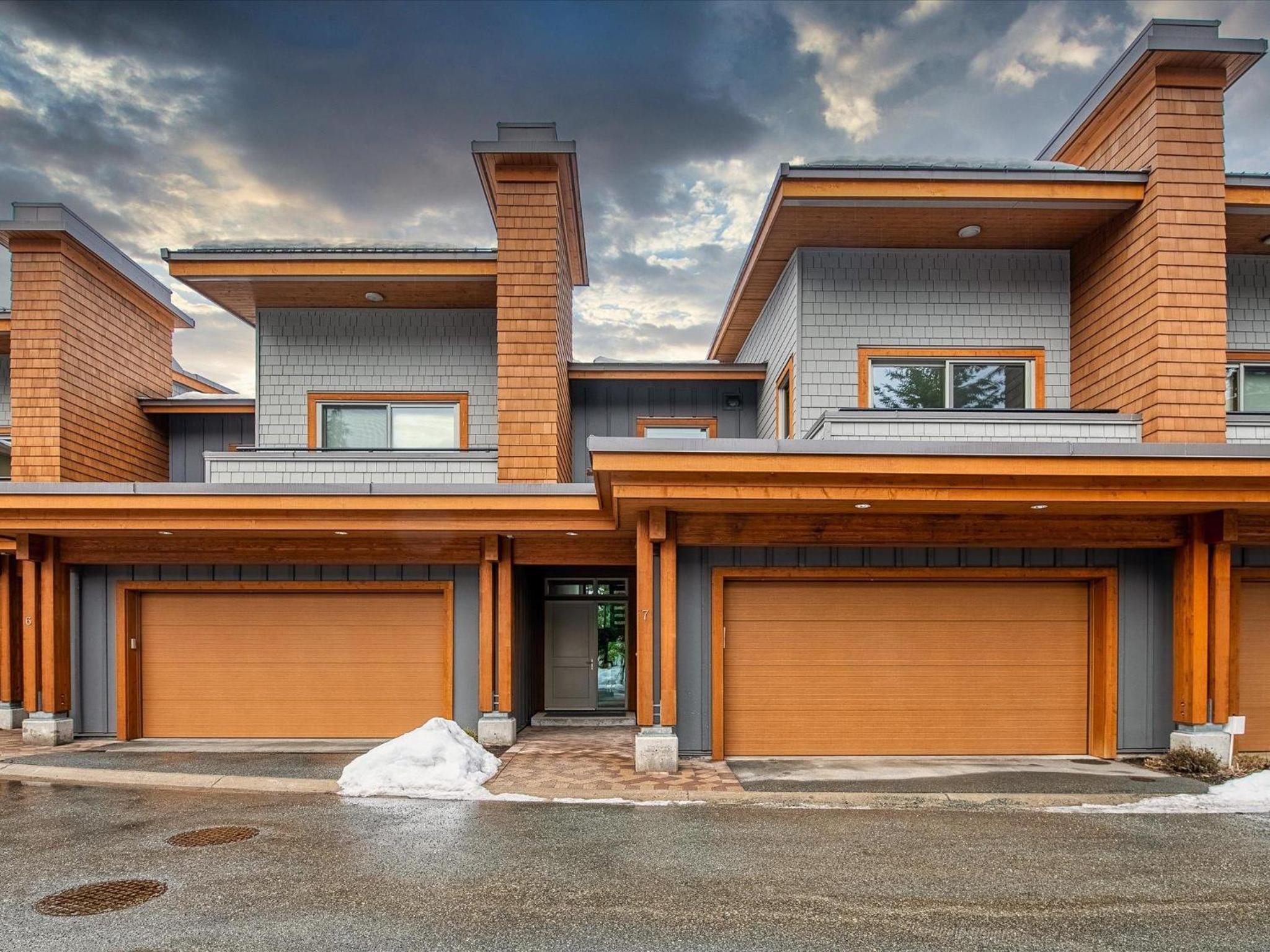Lakecrest 7 | Upscale & Bright Retreat, Lake & Mountain Views, 5 min Drive to Gondolas