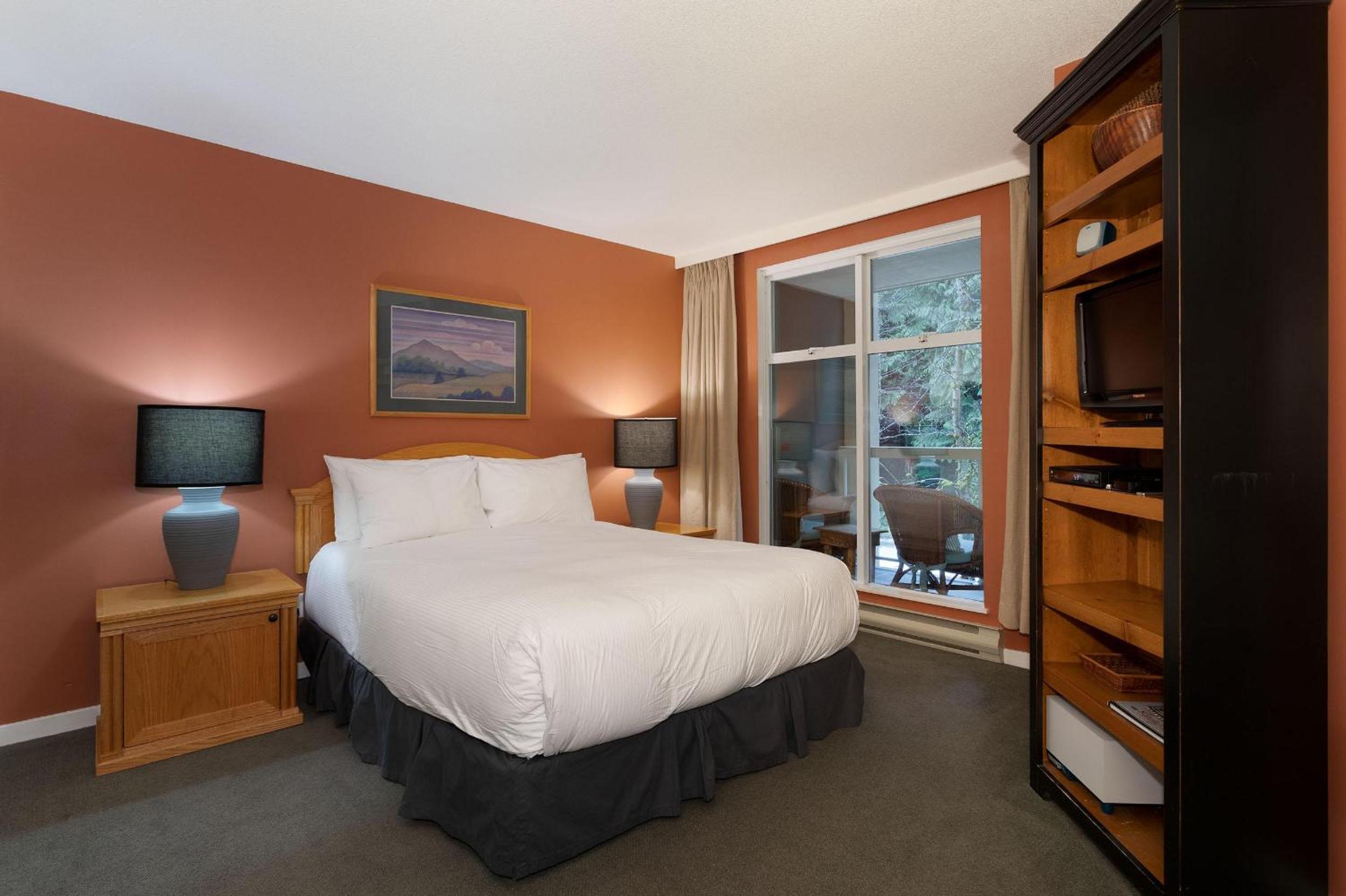Woodrun Lodge 416 | Family Ski-In Ski-Out Condo, Hot Tub, Heated Pool, Parking & Laundry