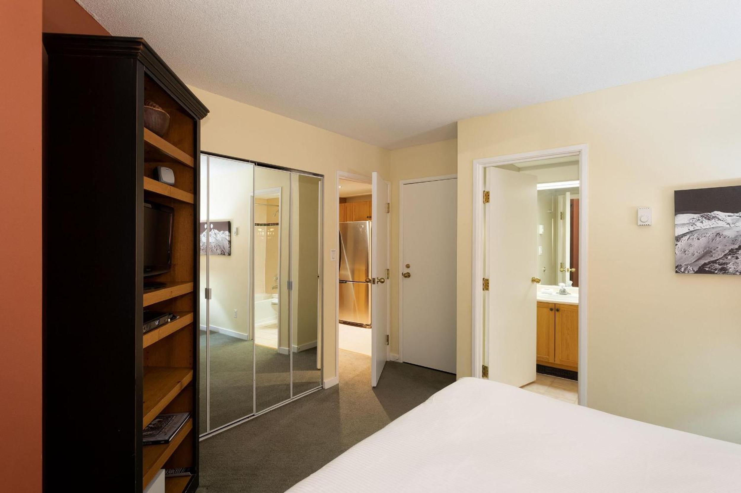 Woodrun Lodge 416 | Family Ski-In Ski-Out Condo, Hot Tub, Heated Pool, Parking & Laundry