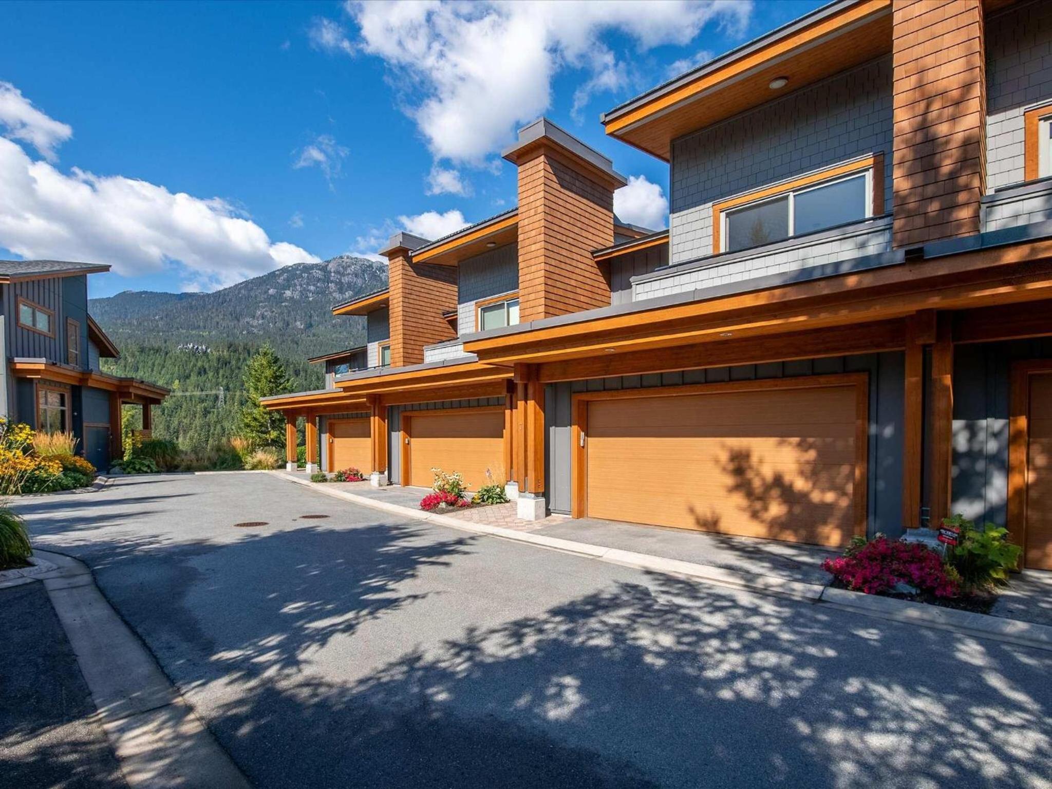 Lakecrest 7 | Upscale & Bright Retreat, Lake & Mountain Views, 5 min Drive to Gondolas