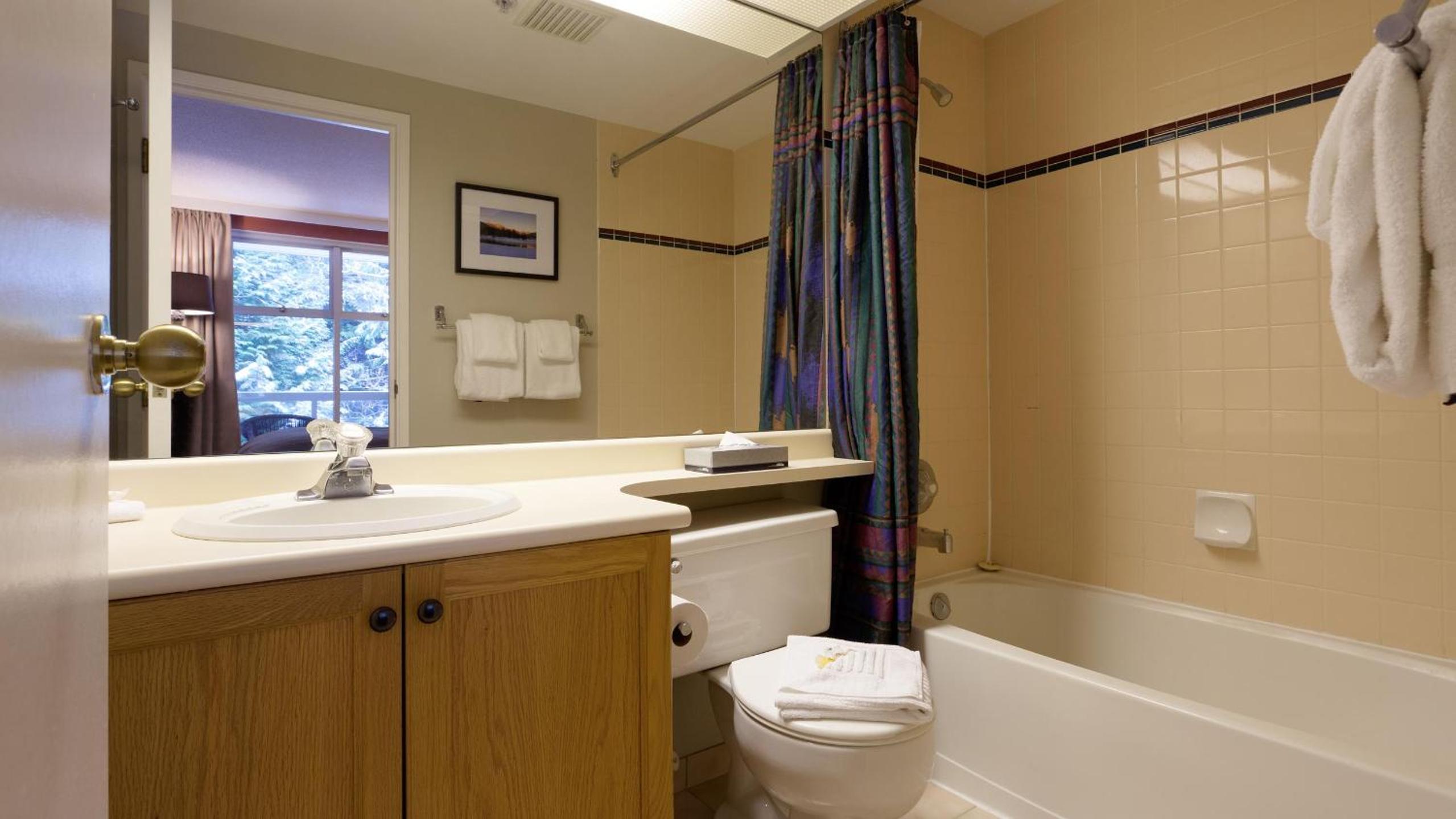 Woodrun Lodge 416 | Family Ski-In Ski-Out Condo, Hot Tub, Heated Pool, Parking & Laundry