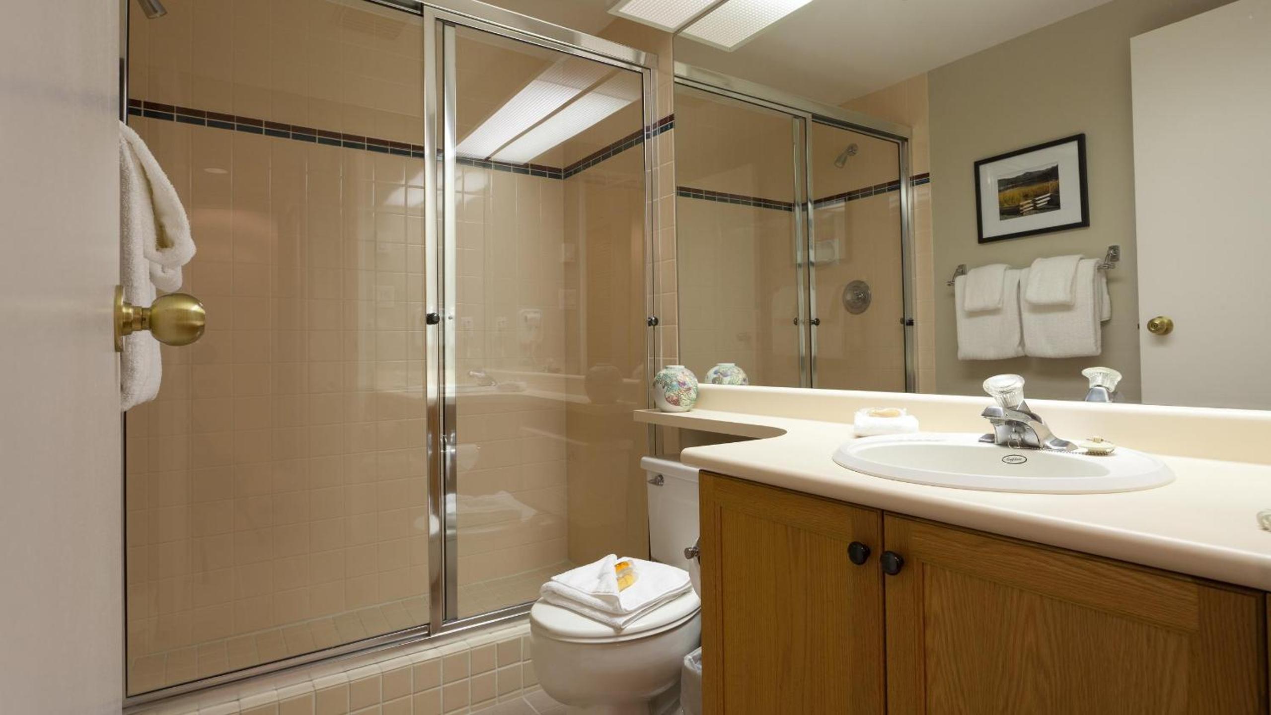Woodrun Lodge 416 | Family Ski-In Ski-Out Condo, Hot Tub, Heated Pool, Parking & Laundry