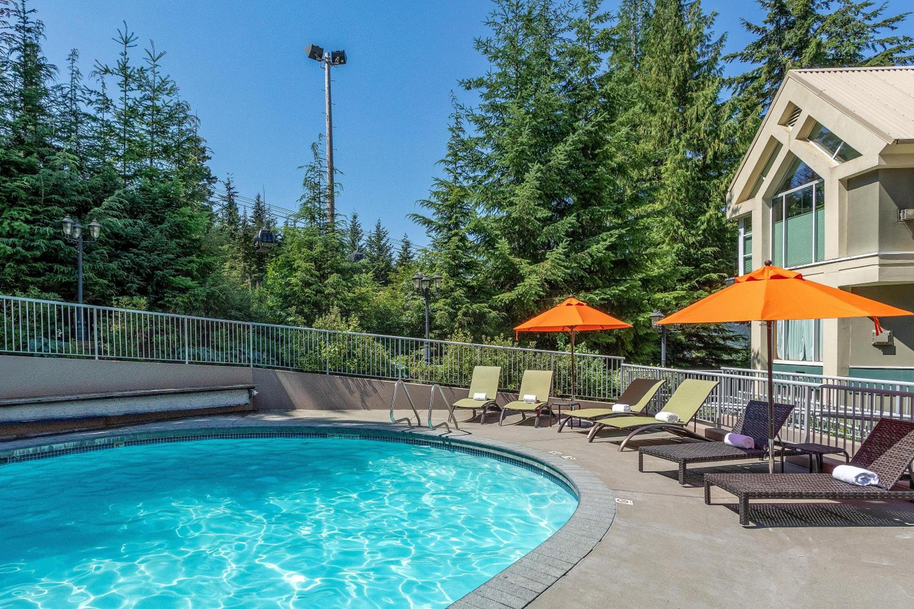 Woodrun Lodge 416 | Family Ski-In Ski-Out Condo, Hot Tub, Heated Pool, Parking & Laundry