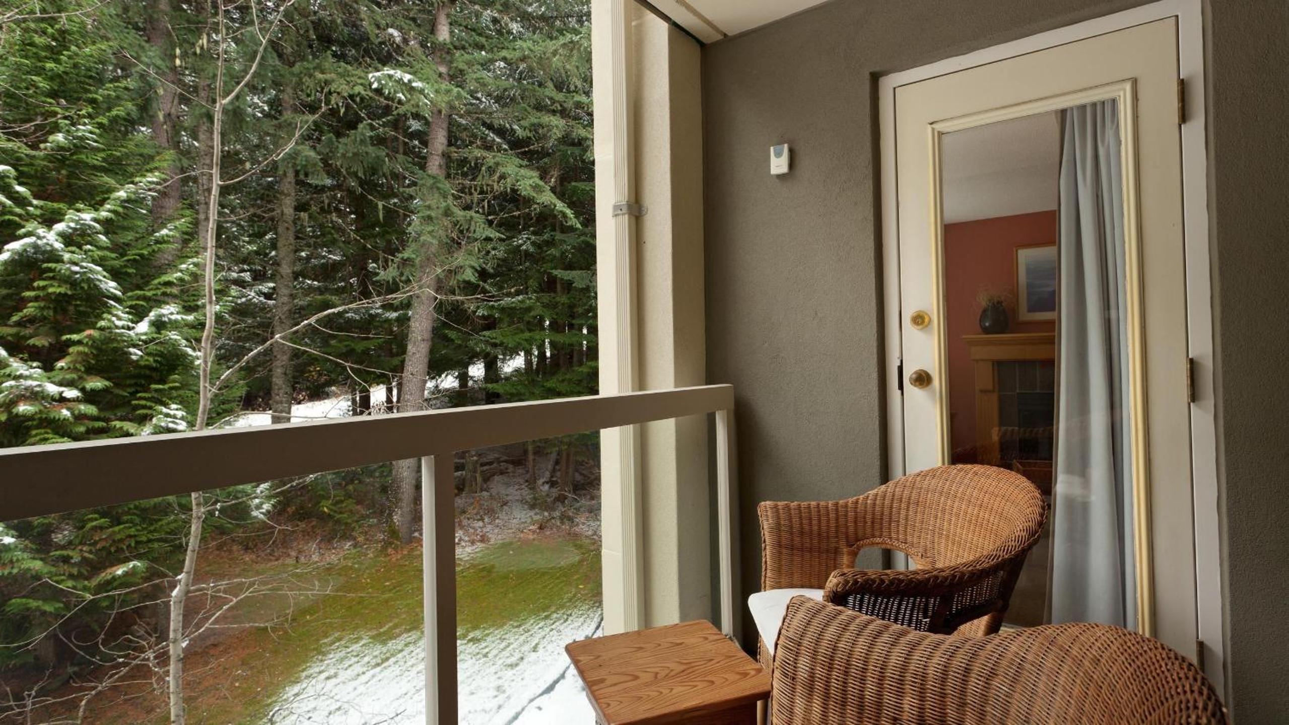 Woodrun Lodge 416 | Family Ski-In Ski-Out Condo, Hot Tub, Heated Pool, Parking & Laundry