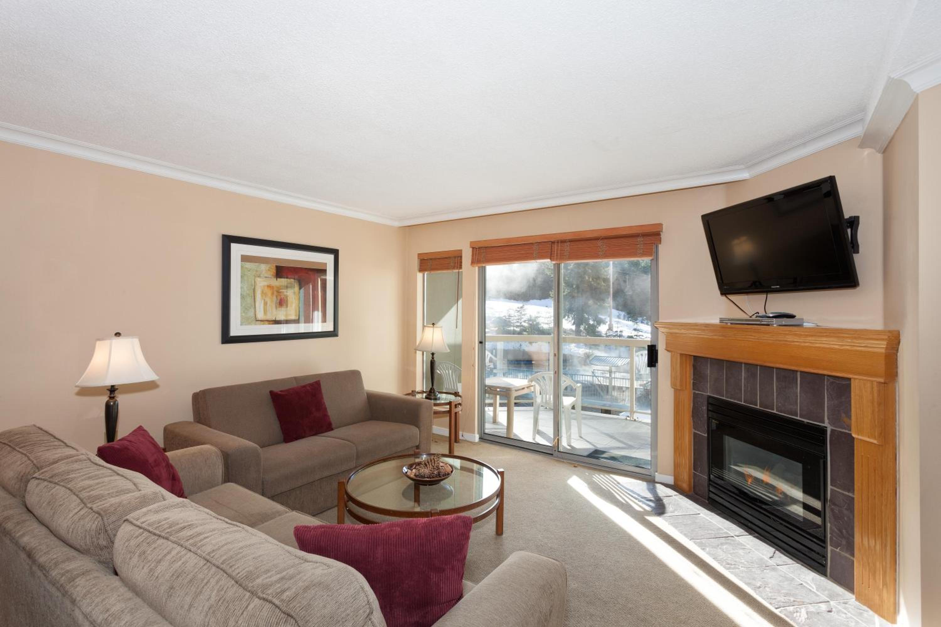 Woodrun Lodge 302 | Large Condo w/ Shared Heated Pool & Large Hot Tub