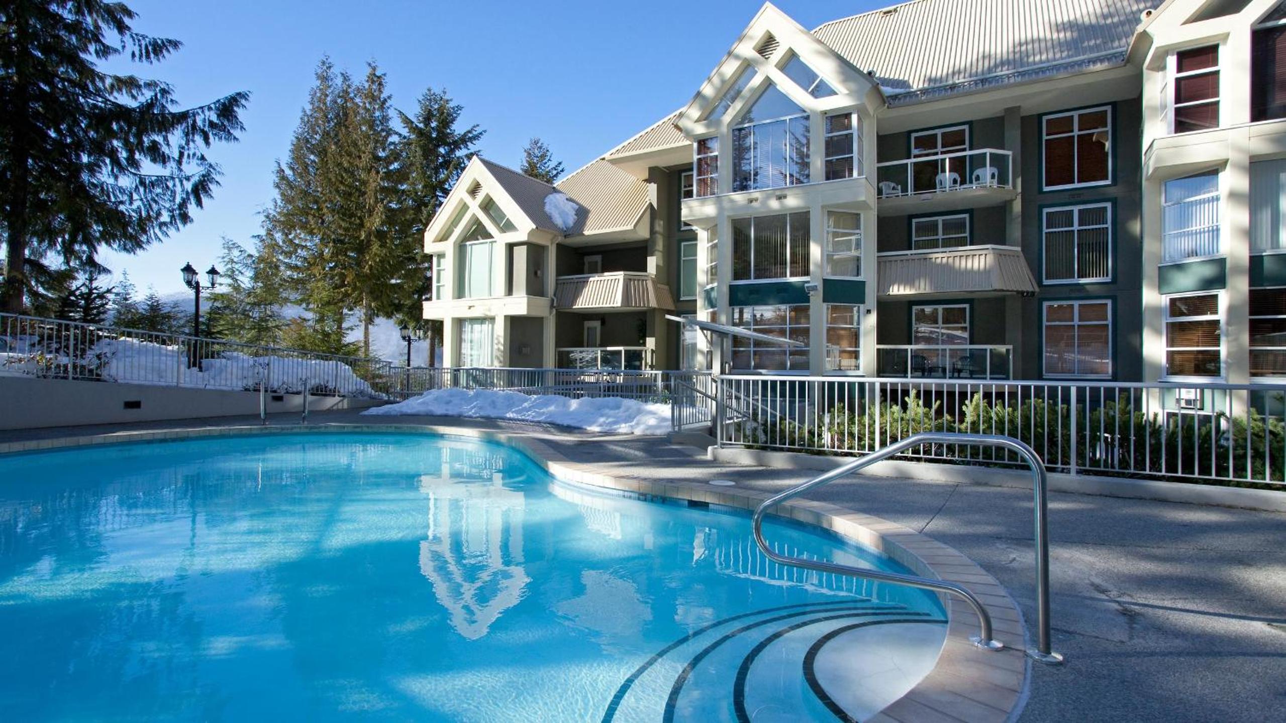 Woodrun Lodge 302 | Large Condo w/ Shared Heated Pool & Large Hot Tub