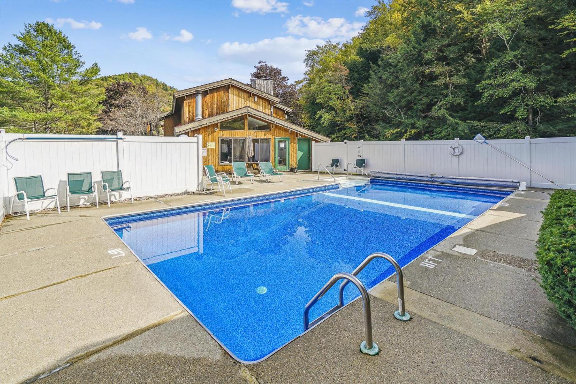 Cedarbrook Two Queen Bed Standard Hotel Room with outdoor heated pool 102 view 4