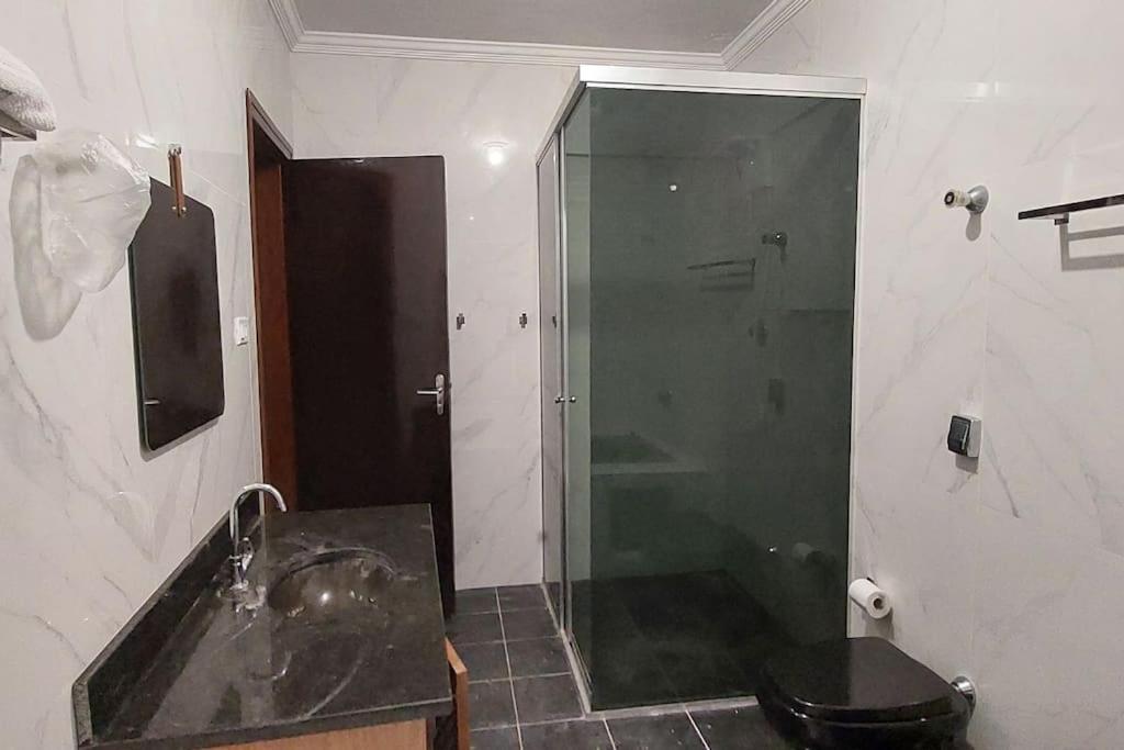 Refúgio em meio a montanhas com cachoeira e praia