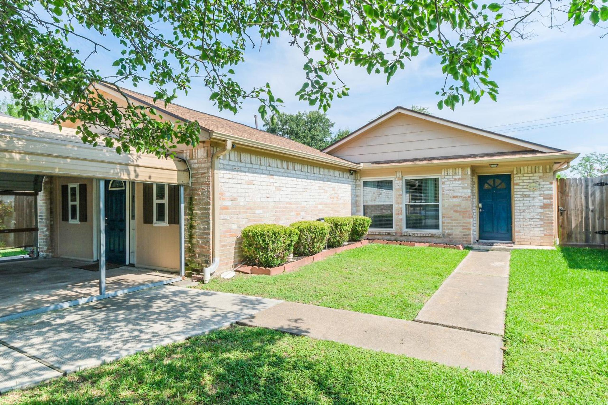 Memorial City Gem Sleeps 12 Fenced Yard