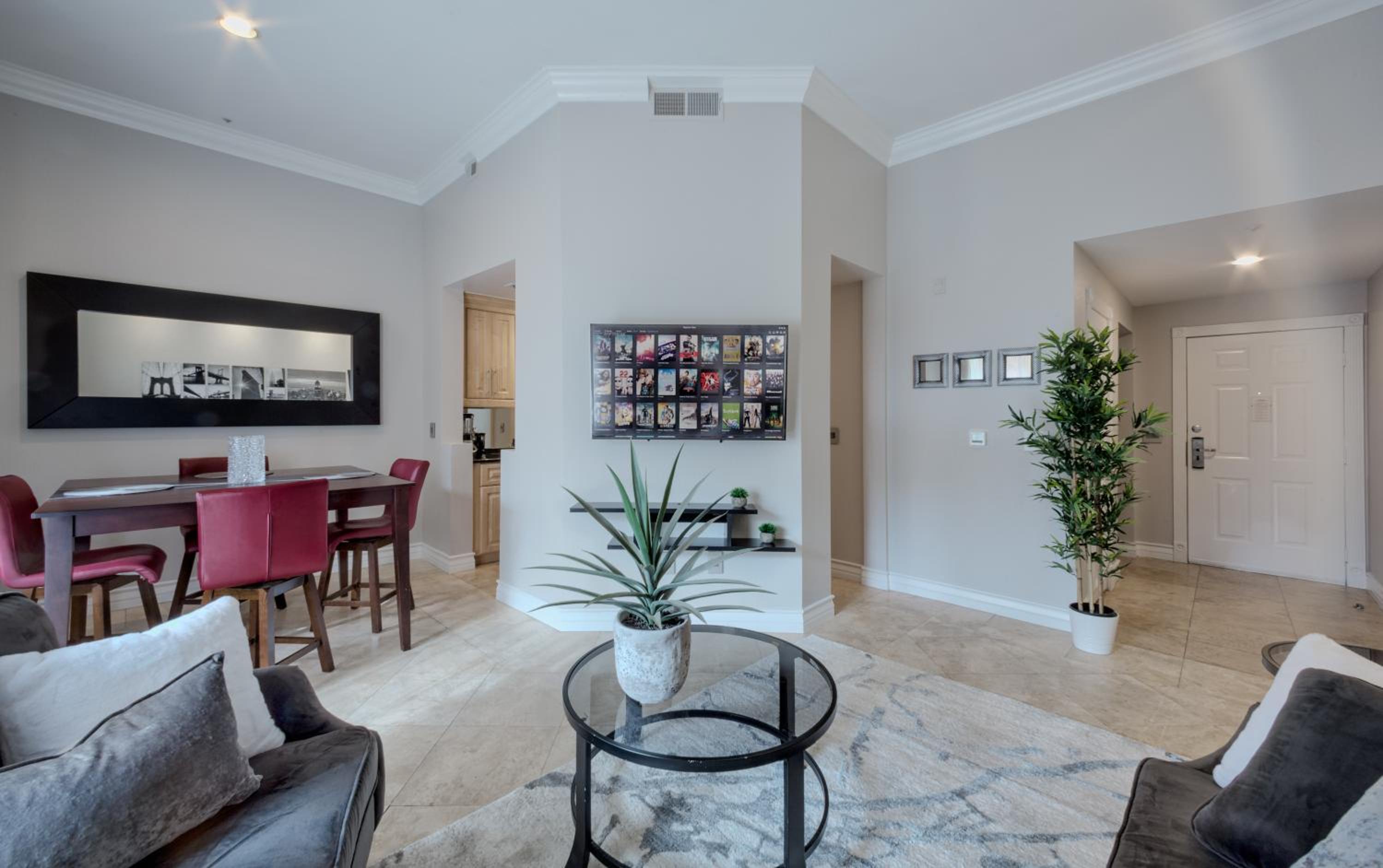 Fabulous Penthouse Apartment LAS VEGAS Strip view with resort amenities! 5 min walk to main attractions! ONLY LONG TERM RENTALS min 30 nights! view 3