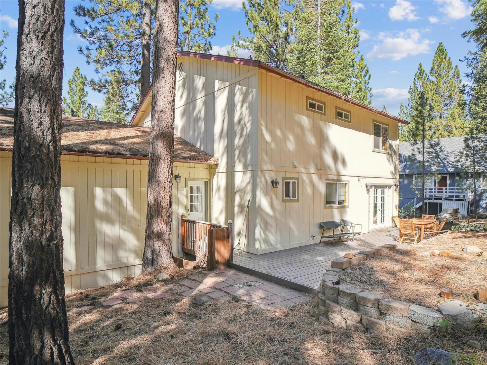 High Sierra Escape - Cozy, Spacious Mountain Home view 2