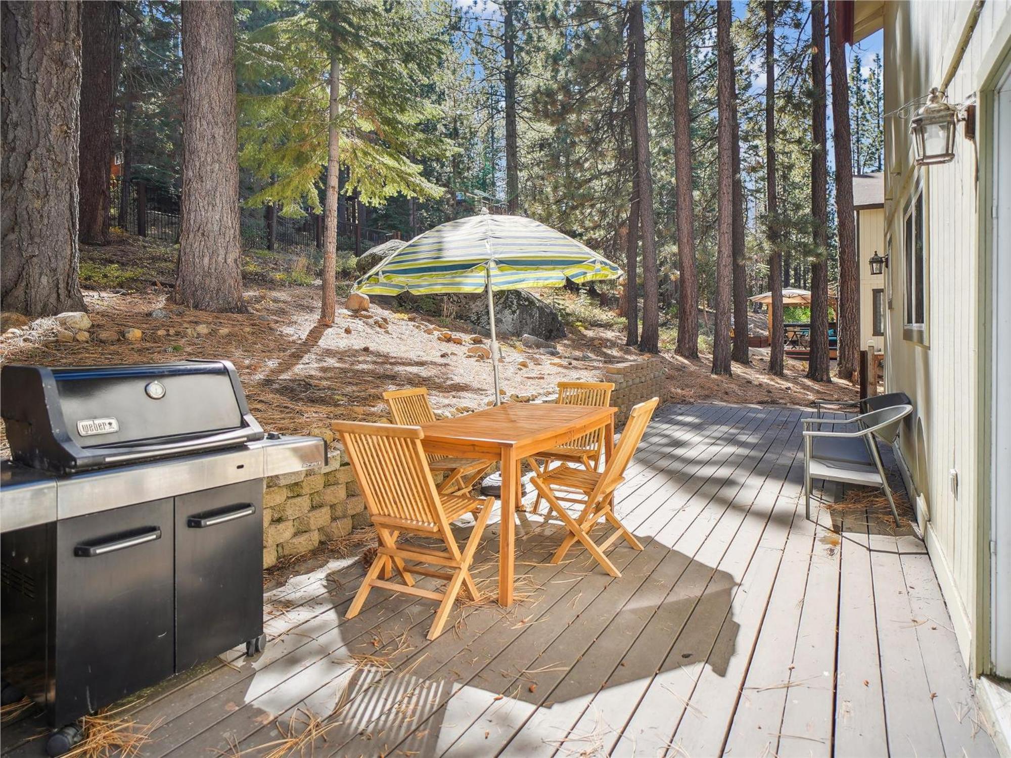 High Sierra Escape - Cozy, Spacious Mountain Home view 3