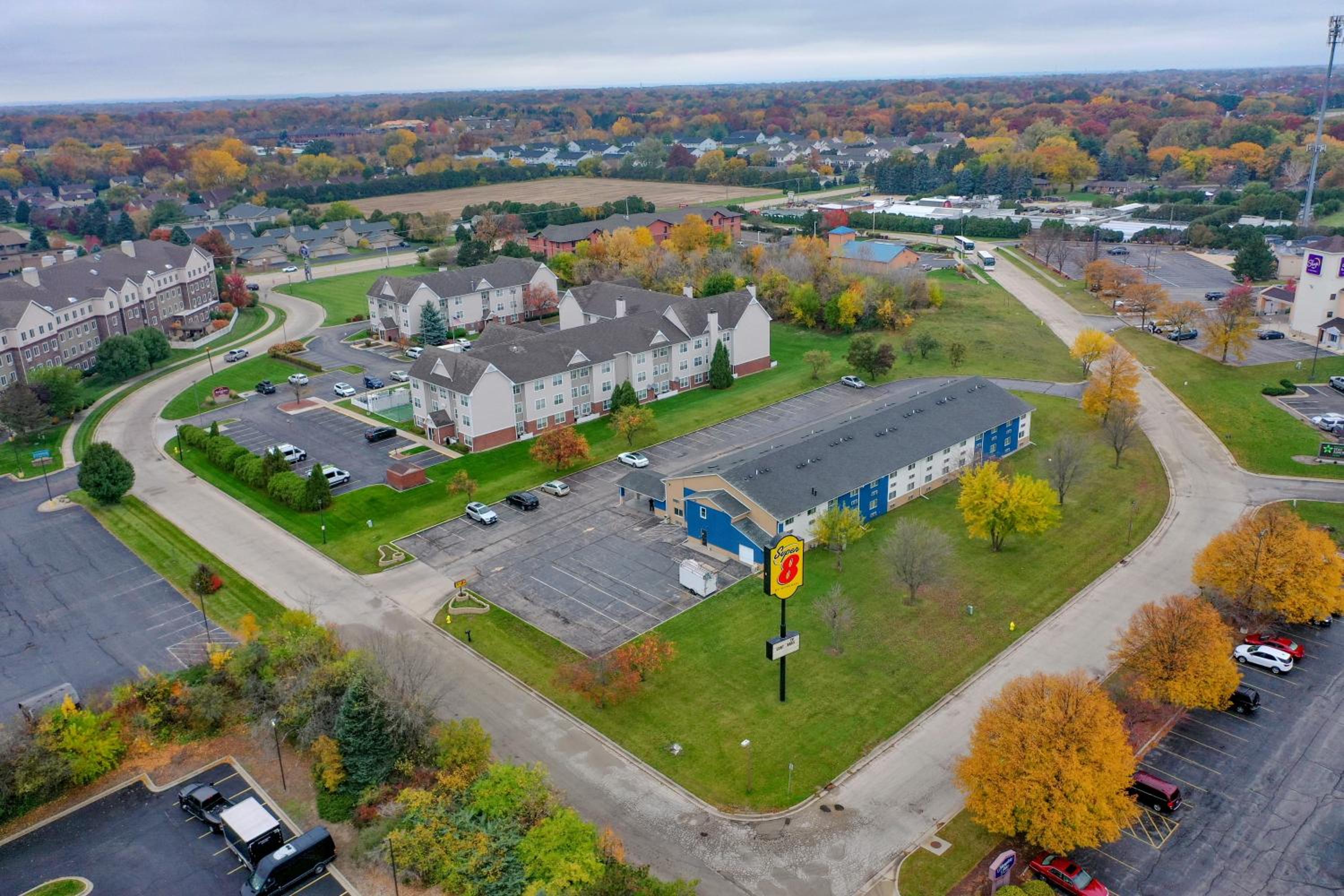 Rockford Vacations - Super 8 by Wyndham Rockford - Property Image 1