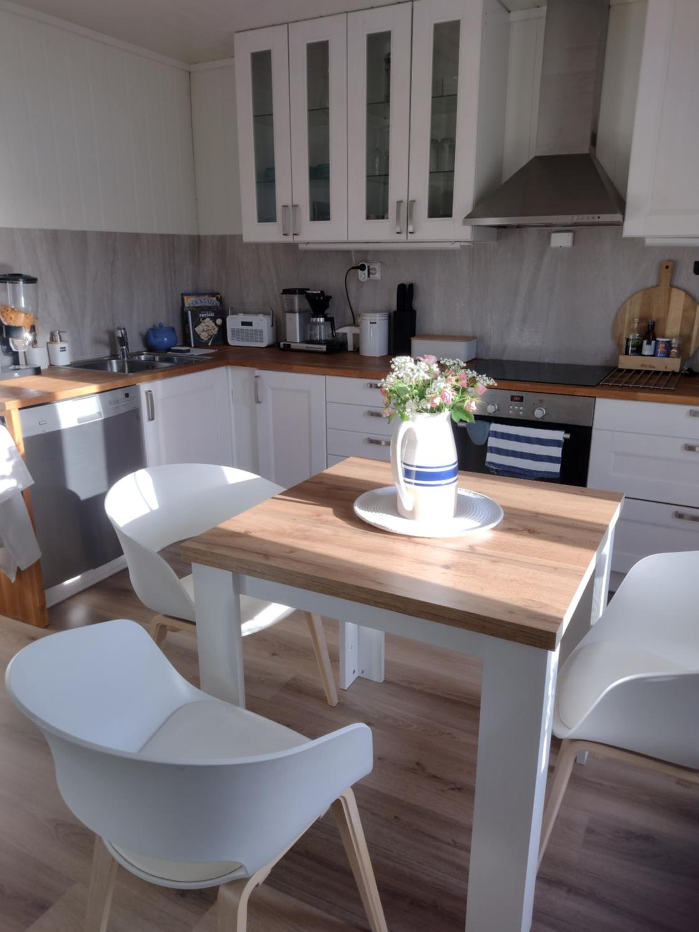 Light home apartment Alesund with free parking view 3