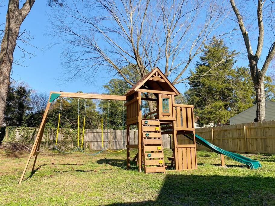 2 blocks to CNU-5 bedroom house with First floor Master view 5