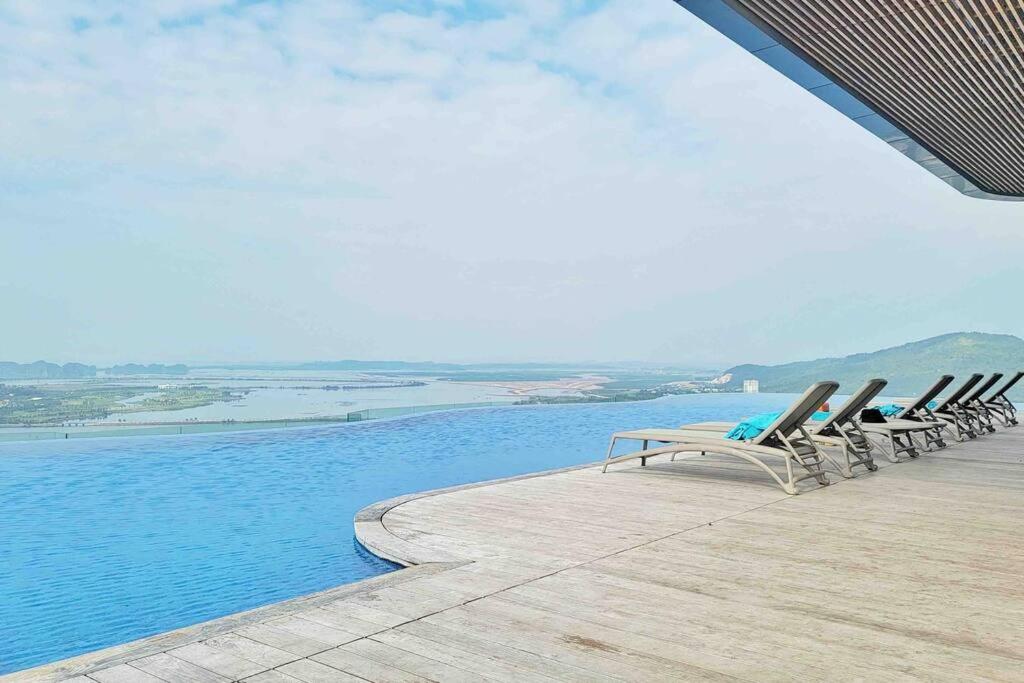 A La Carte Ha Long Bay Apartment