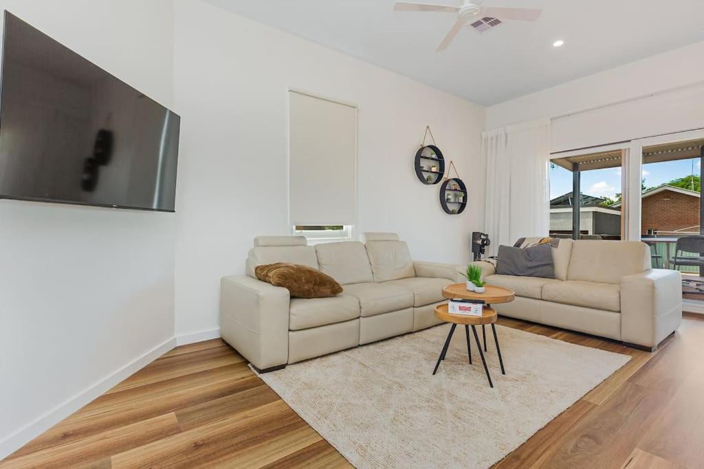 COSY RETREAT ON FOREST --- Offering 3 Comfortable Bedrooms - Sleeps Up to 6 - Please Note - If Booking for 5 or more guests all 3 rooms will be required