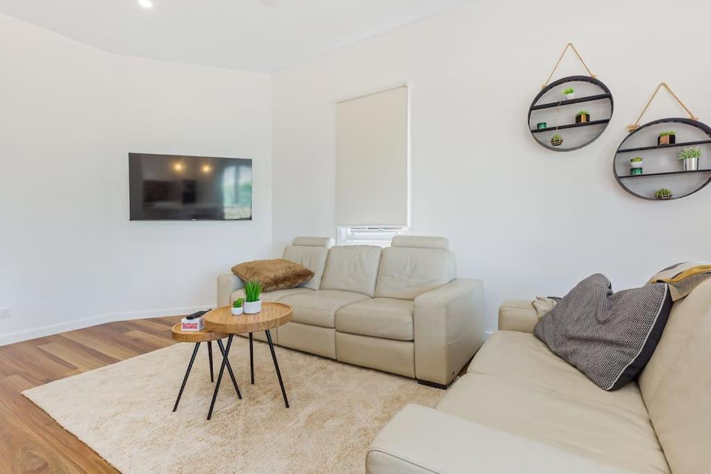 COSY RETREAT ON FOREST --- Offering 3 Comfortable Bedrooms - Sleeps Up to 6 - Please Note - If Booking for 5 or more guests all 3 rooms will be required