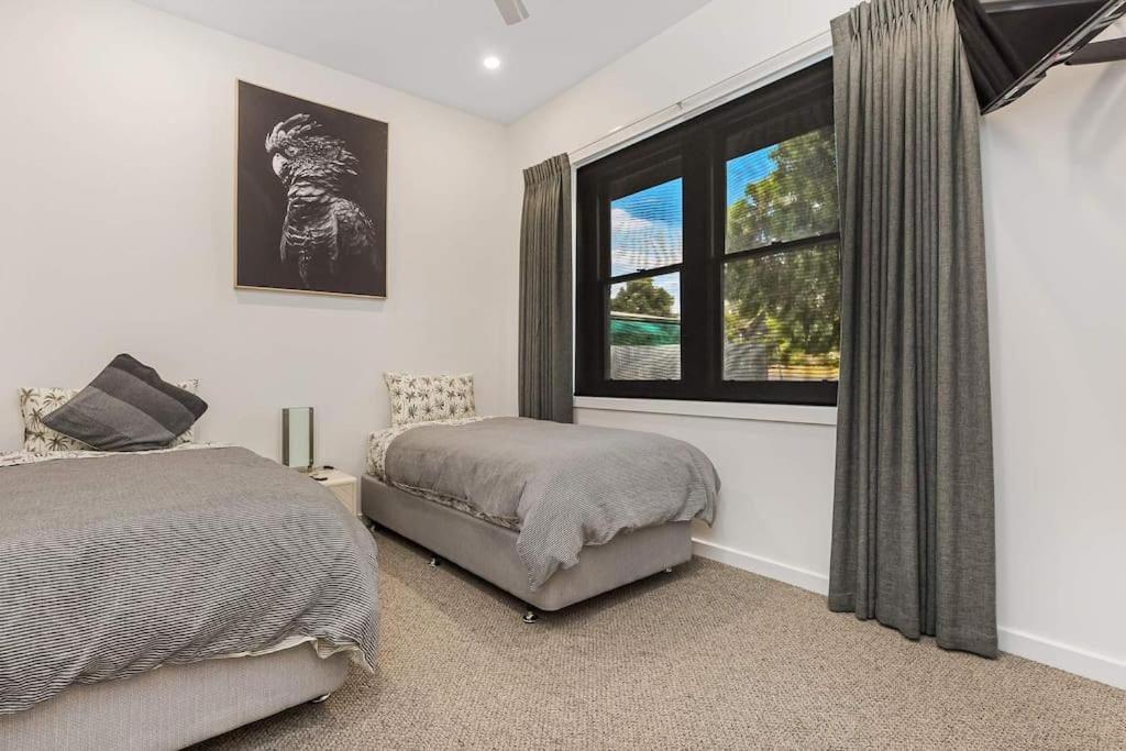 COSY RETREAT ON FOREST --- Offering 3 Comfortable Bedrooms - Sleeps Up to 6 - Please Note - If Booking for 5 or more guests all 3 rooms will be required