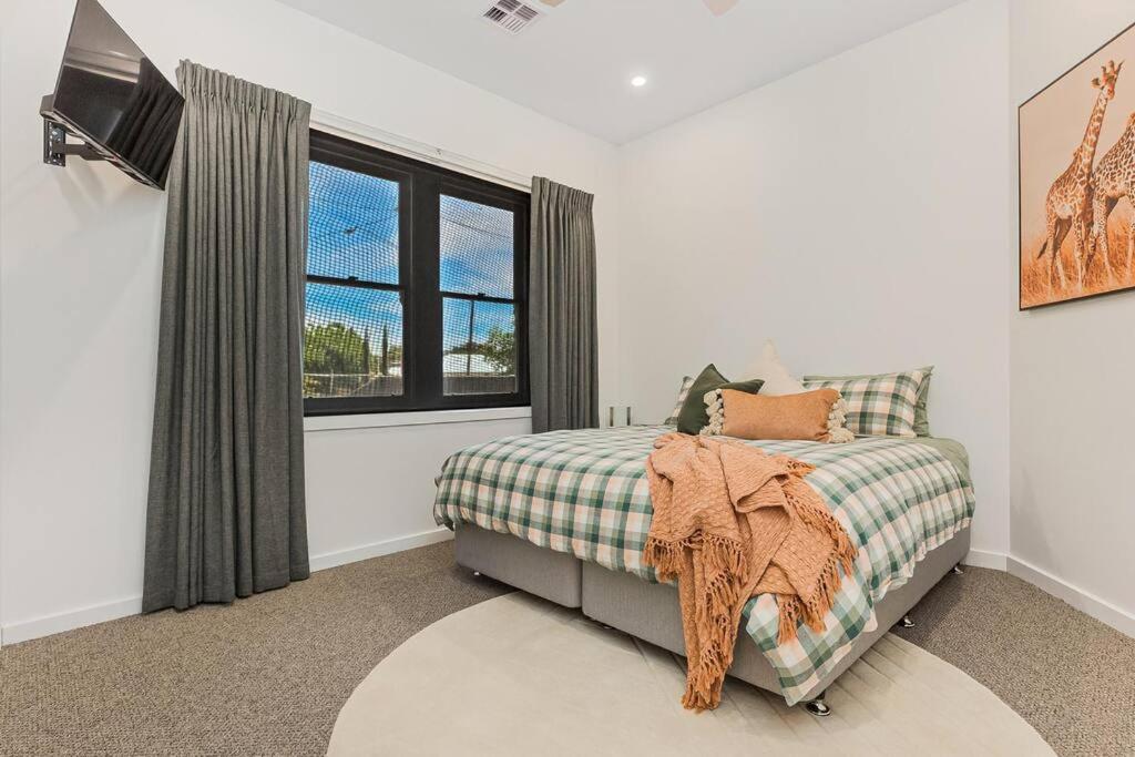 COSY RETREAT ON FOREST --- Offering 3 Comfortable Bedrooms - Sleeps Up to 6 - Please Note - If Booking for 5 or more guests all 3 rooms will be required