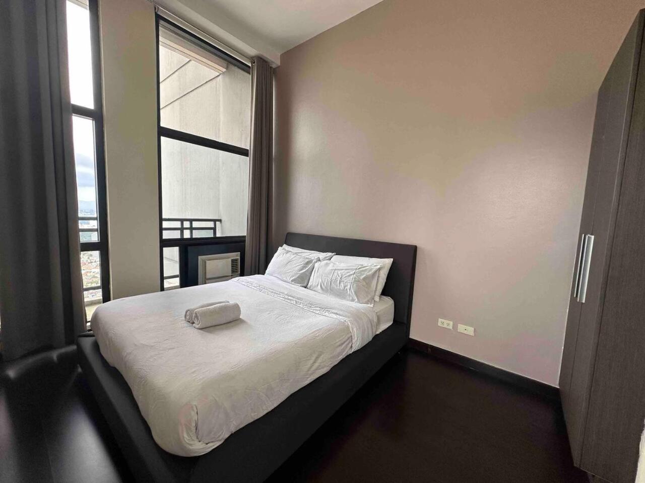 Homestyle Rare Find Corner Penthouse Suite in The Gramercy Residences Condo view 2