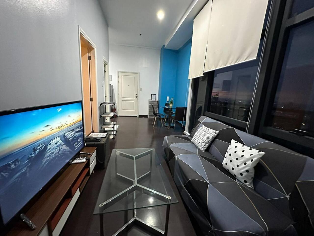 Homestyle Rare Find Corner Penthouse Suite in The Gramercy Residences Condo view 3